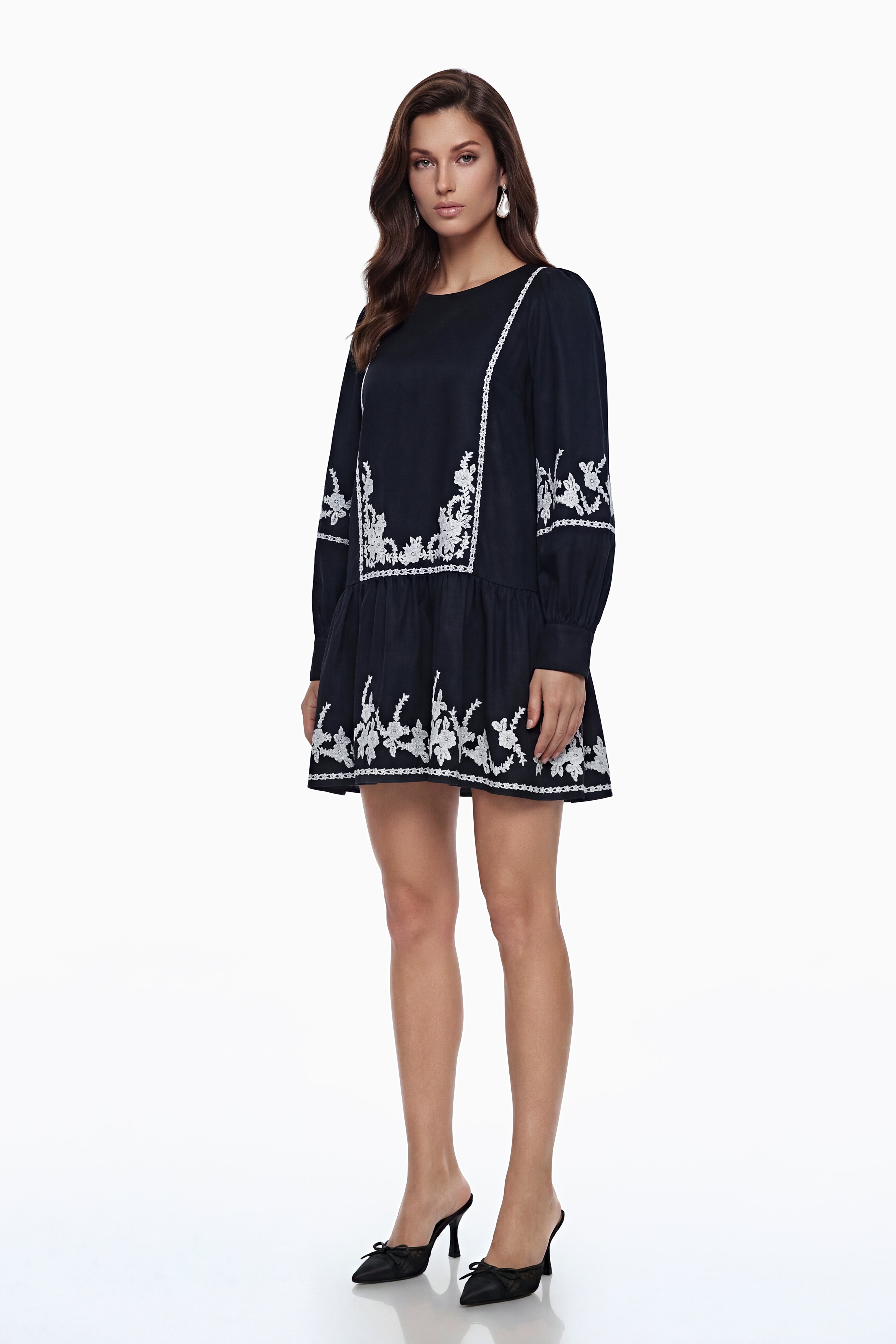 فستان قصير من إيفا باللون الأسود ومزين بتطريزات زهرية