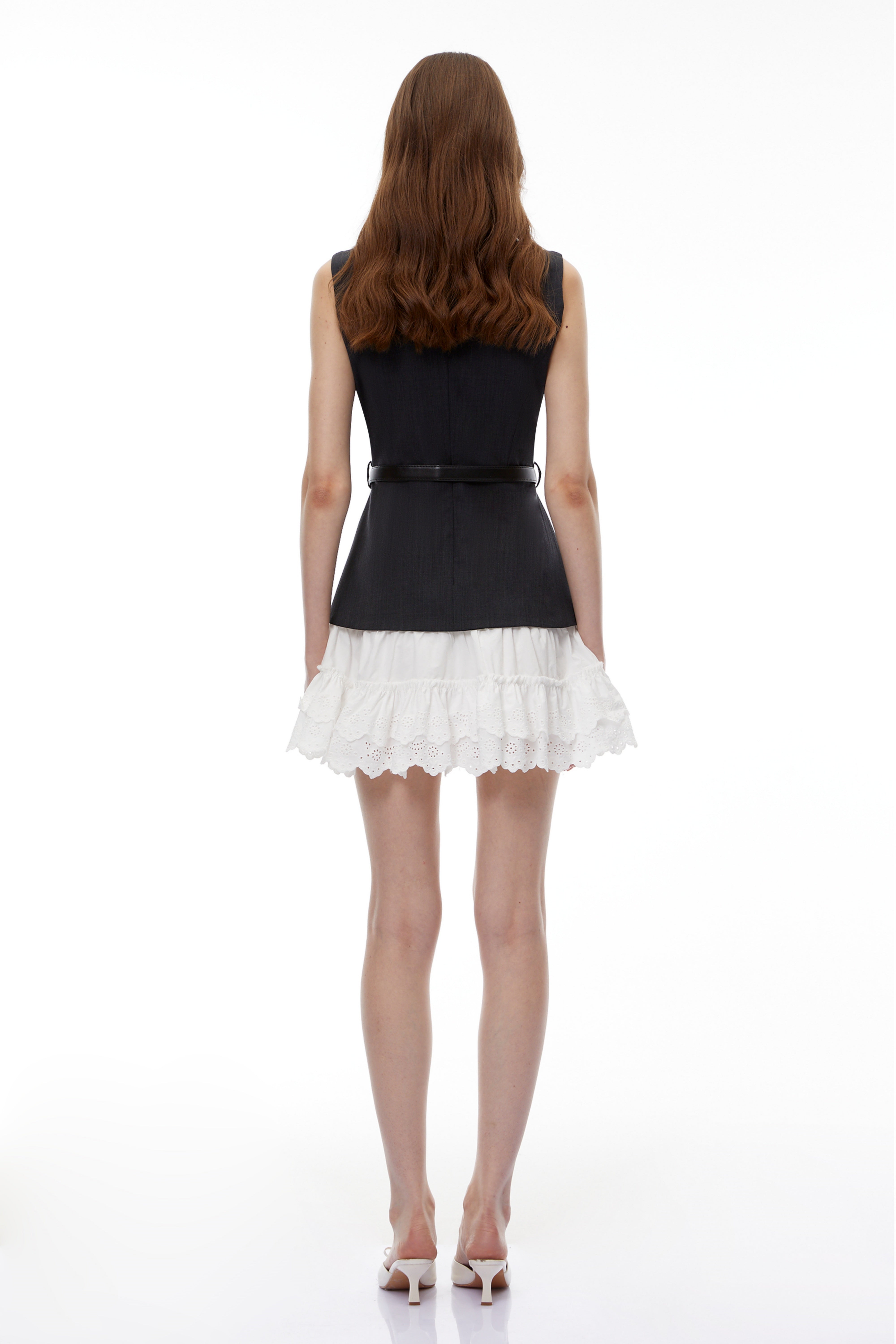 Fadila – Schwarzes Minikleid mit Farbblöcken und Rüschen