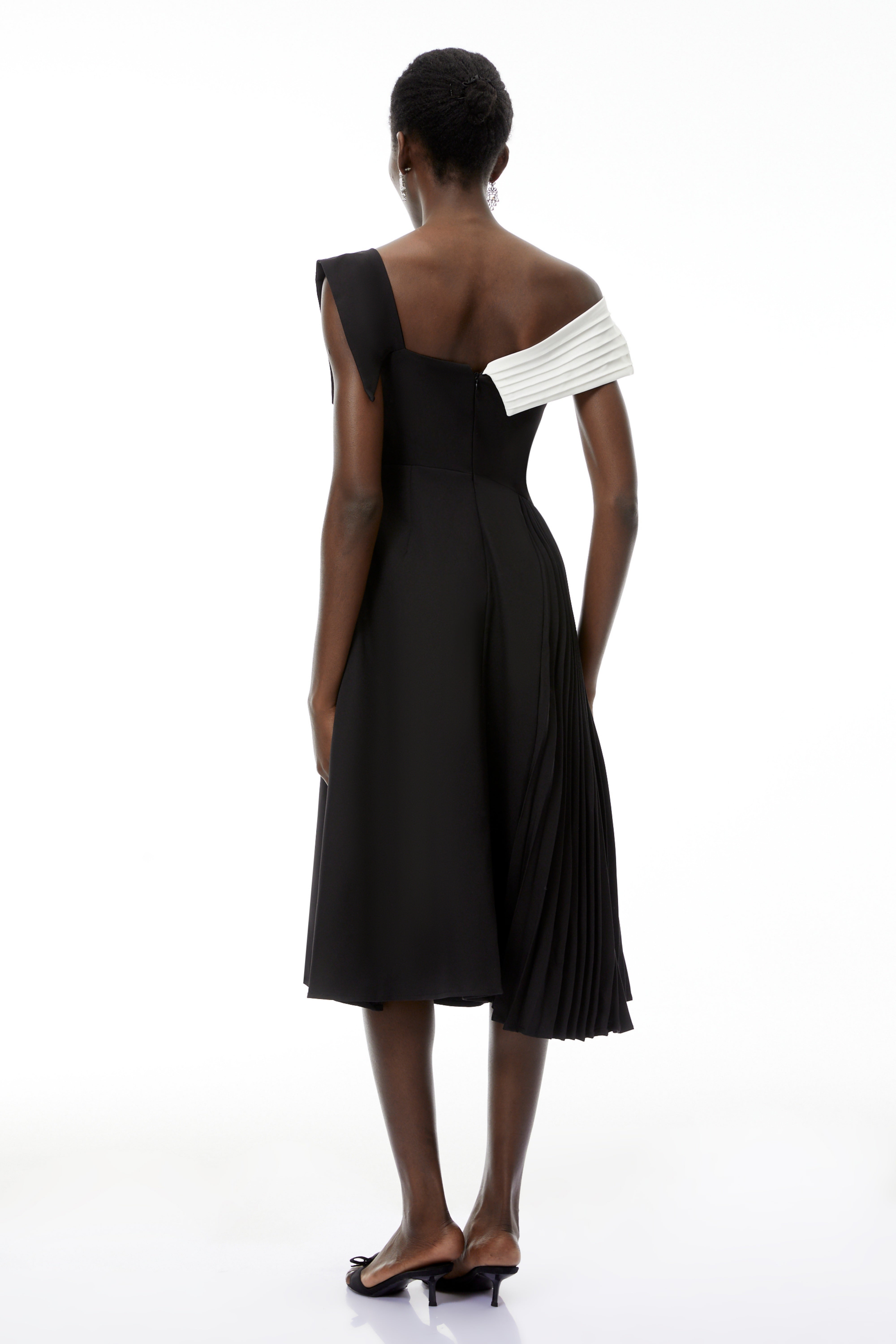 فستان فاوستين الأسود غير المتماثل بطول متوسط وبتصميم بلوكات الألوان