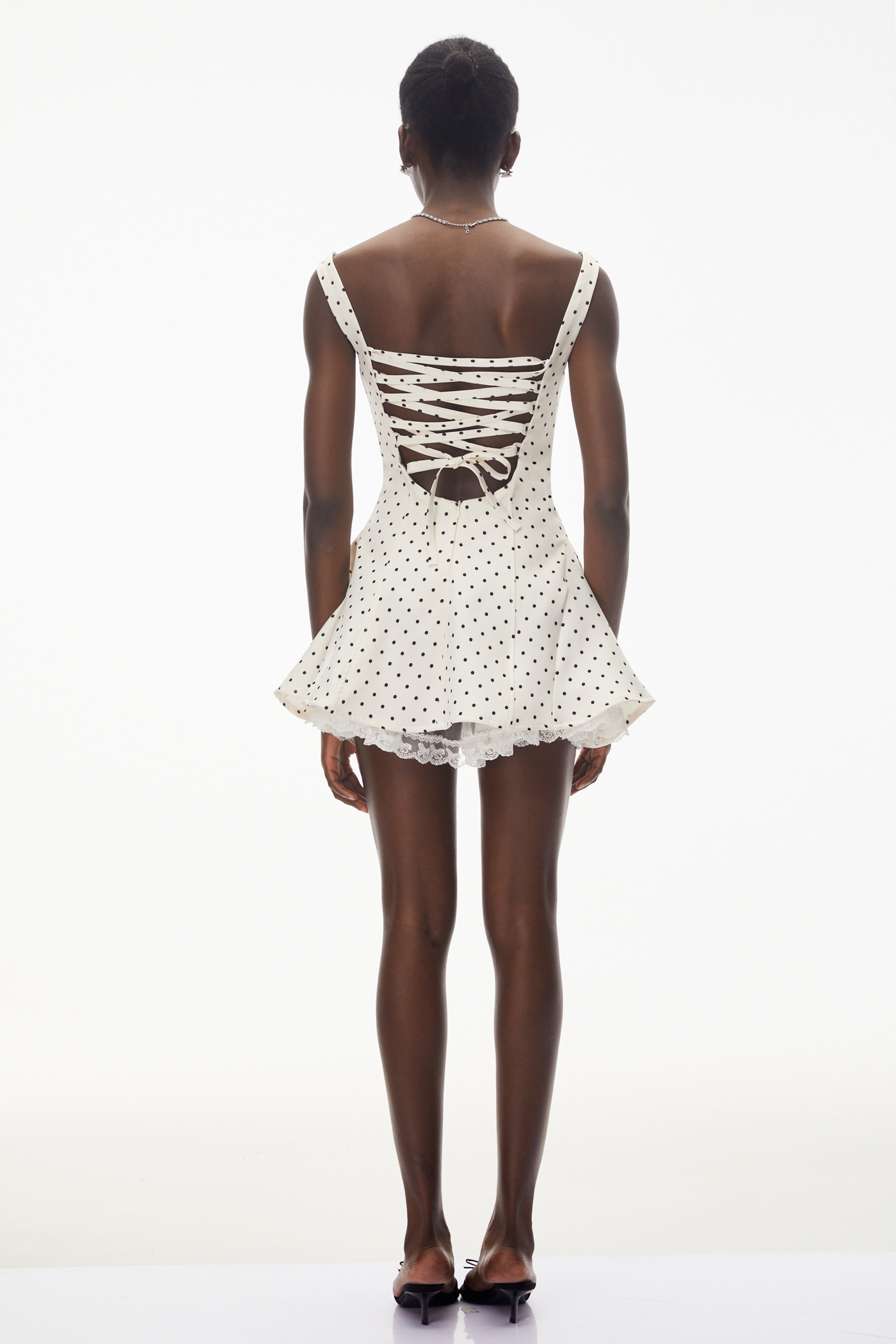 فستان قصير أبيض من فلورنسا بنقشة البولكا دوت مع فيونكة