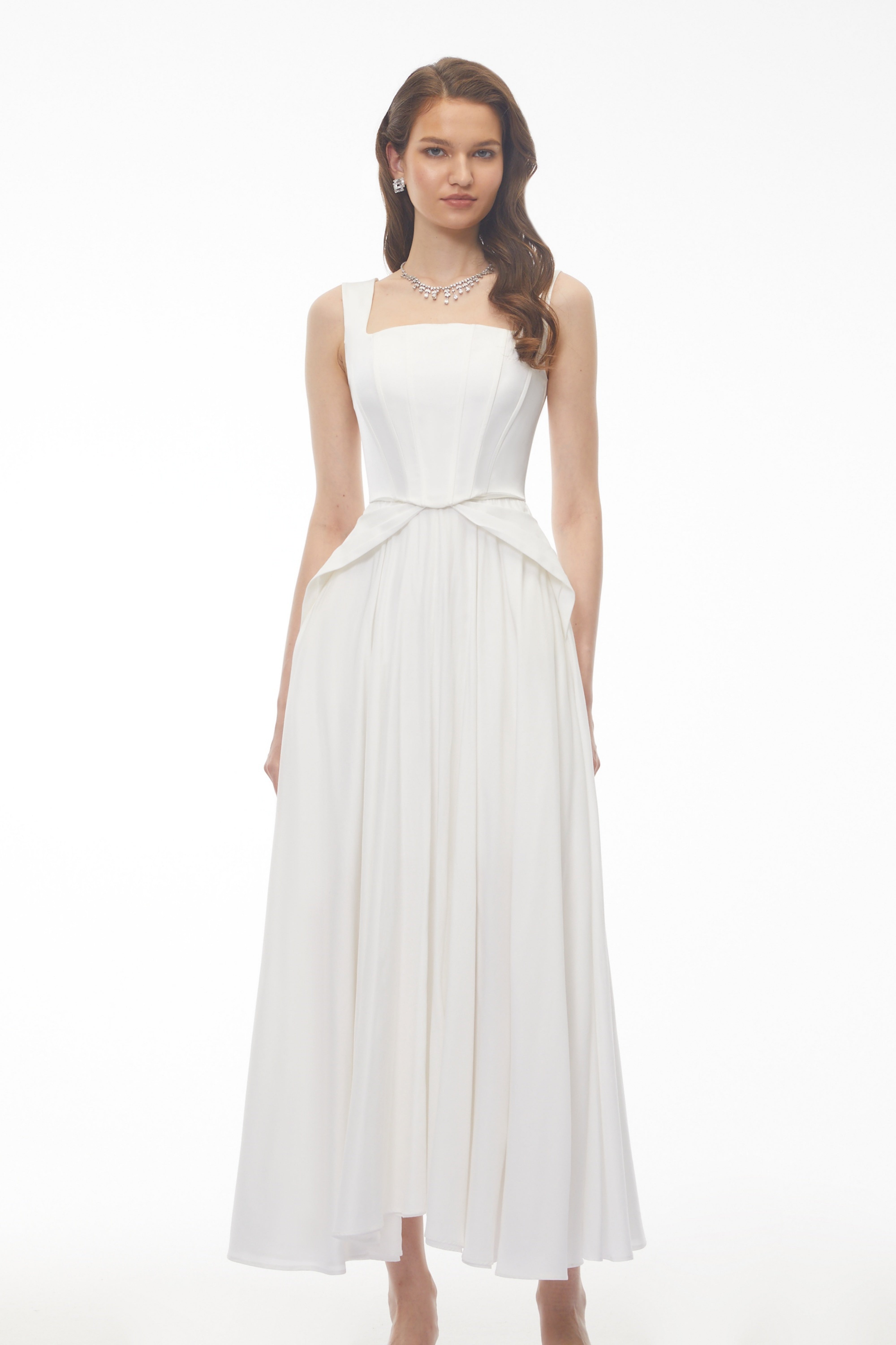 Robe longue plissée en satin blanc Forugh