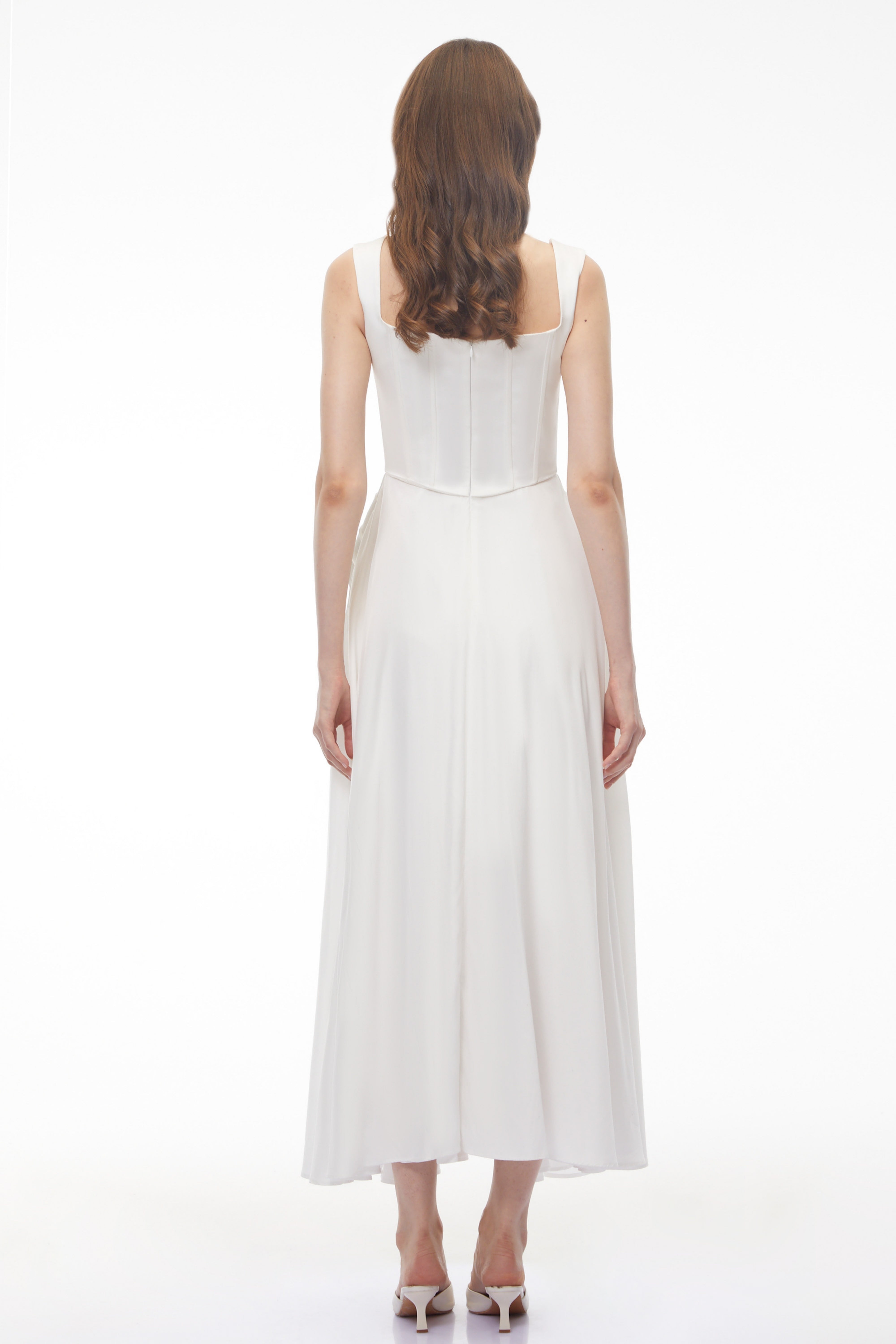 Robe longue plissée en satin blanc Forugh