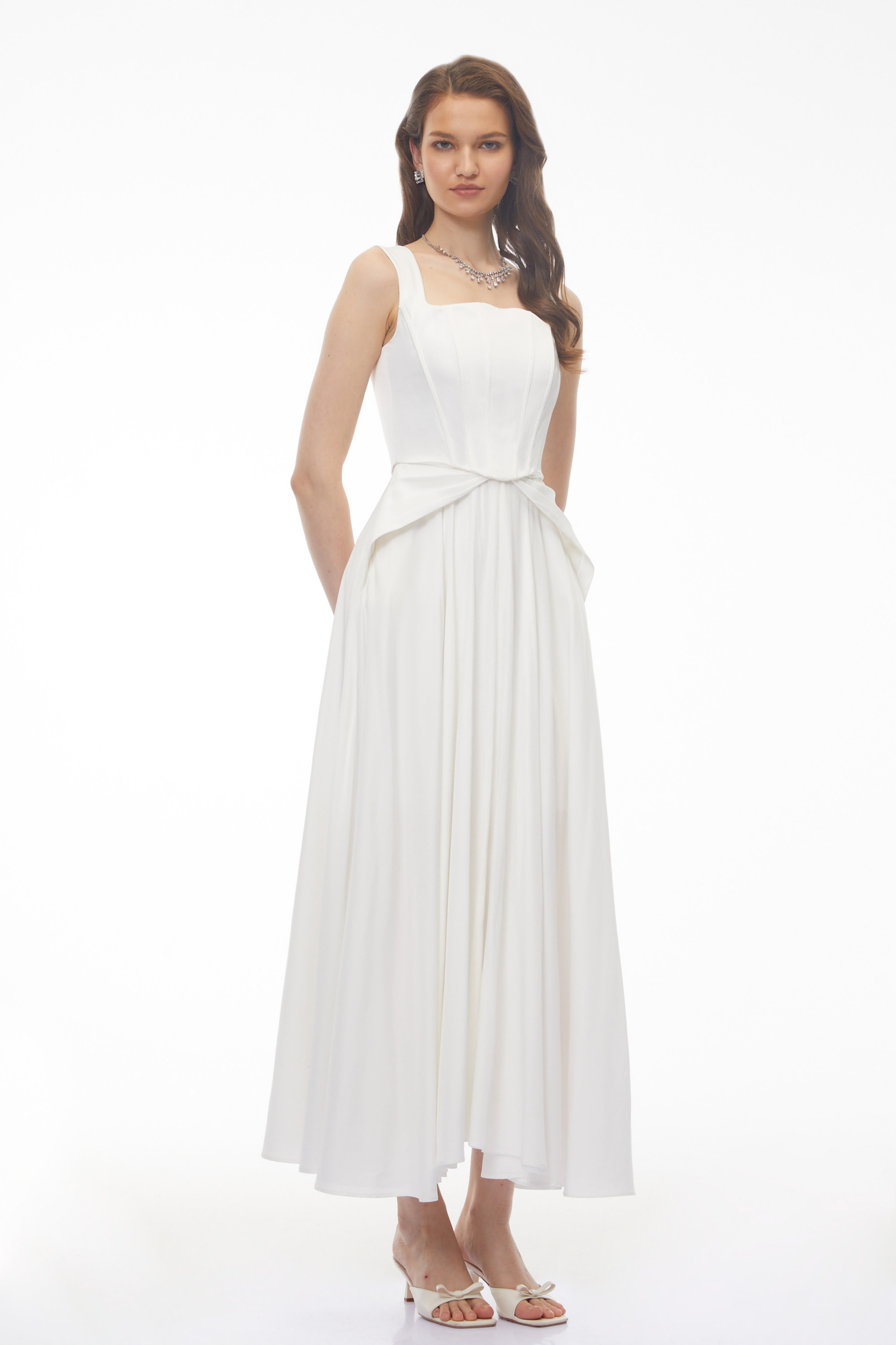 Robe longue plissée en satin blanc Forugh