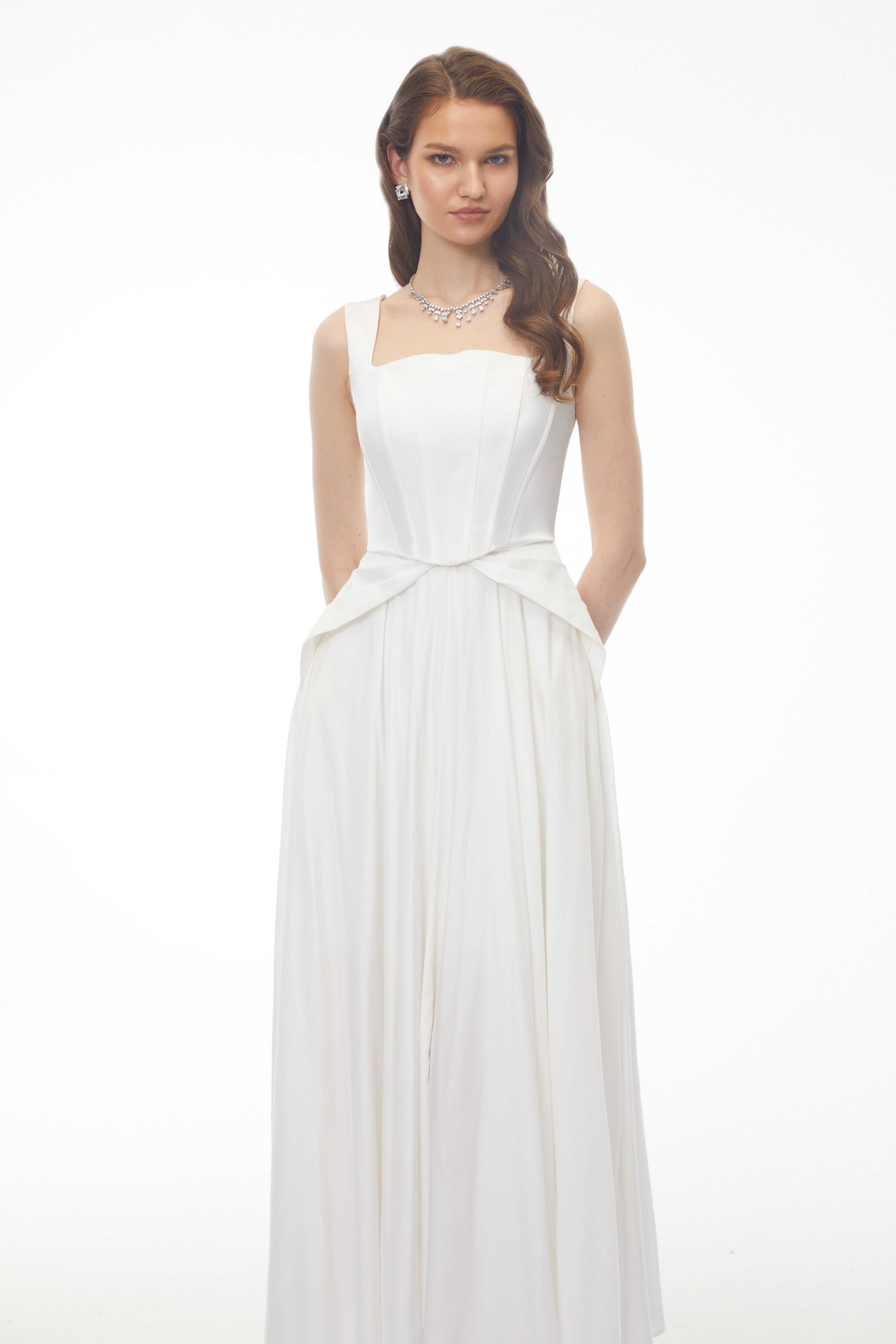 Robe longue plissée en satin blanc Forugh
