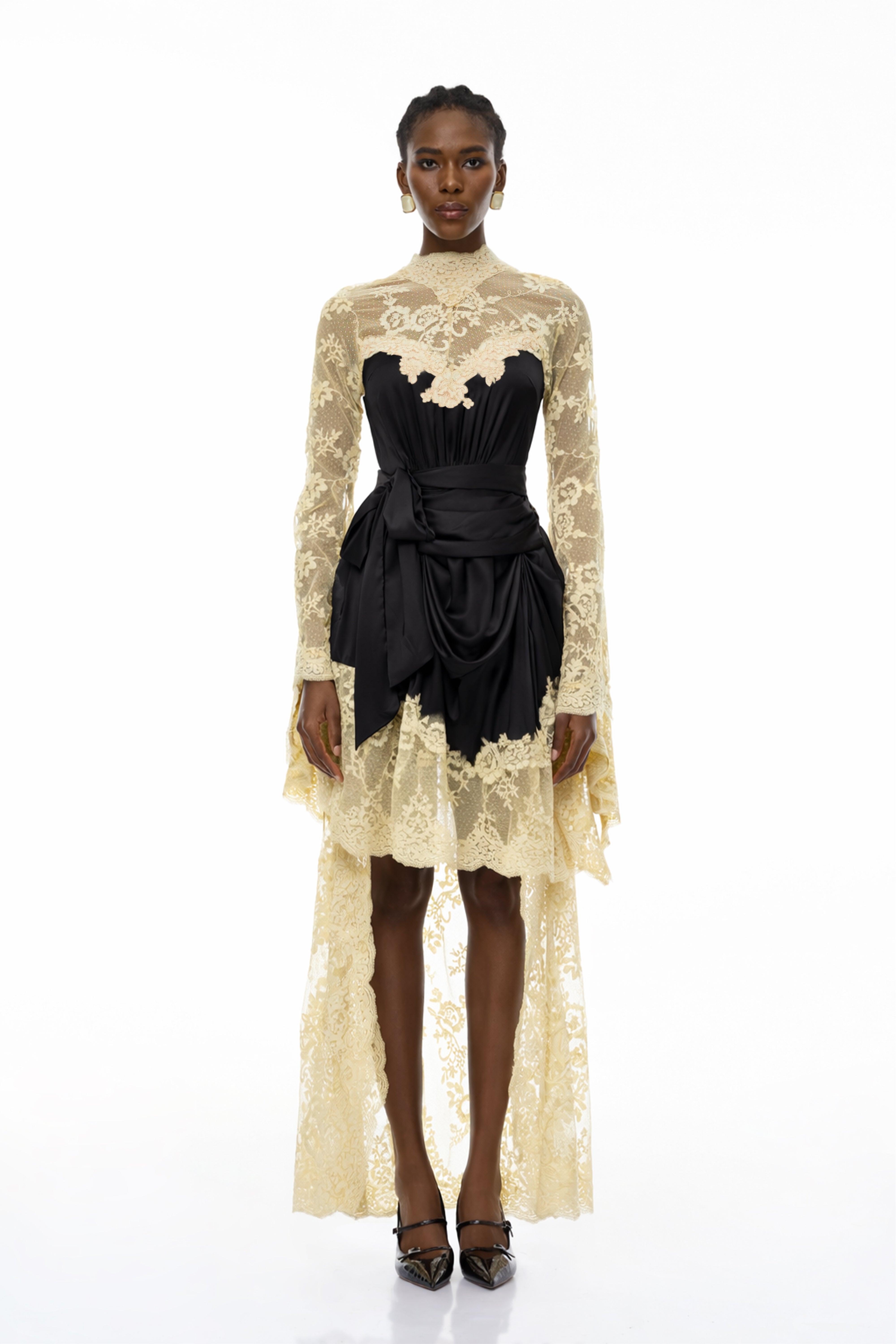 بلوزة أشلي الحمراء ذات الدانتيل المكشكشة