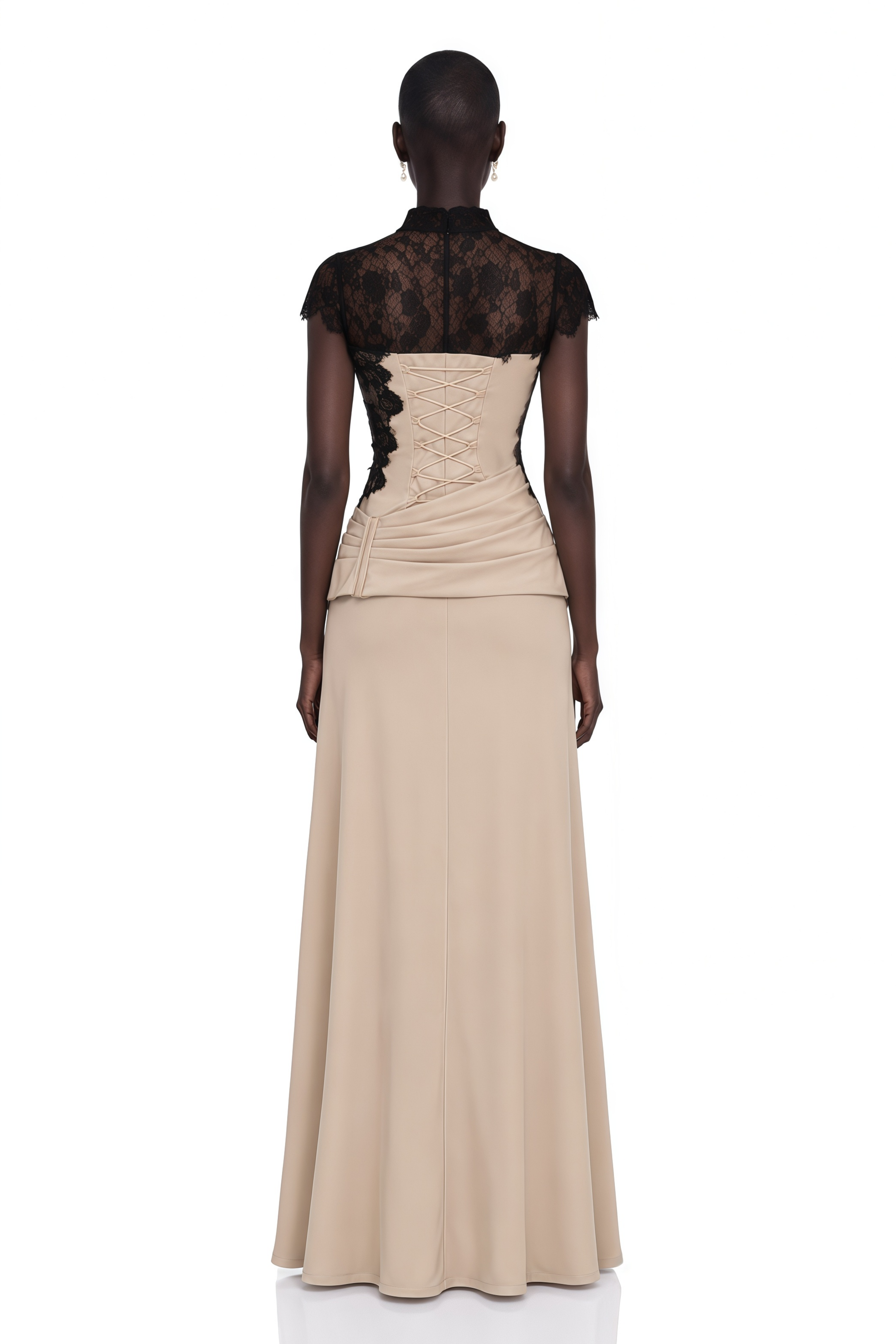 Ensemble « Francesca » : robe longue froncée de couleur neutre et cape en dentelle