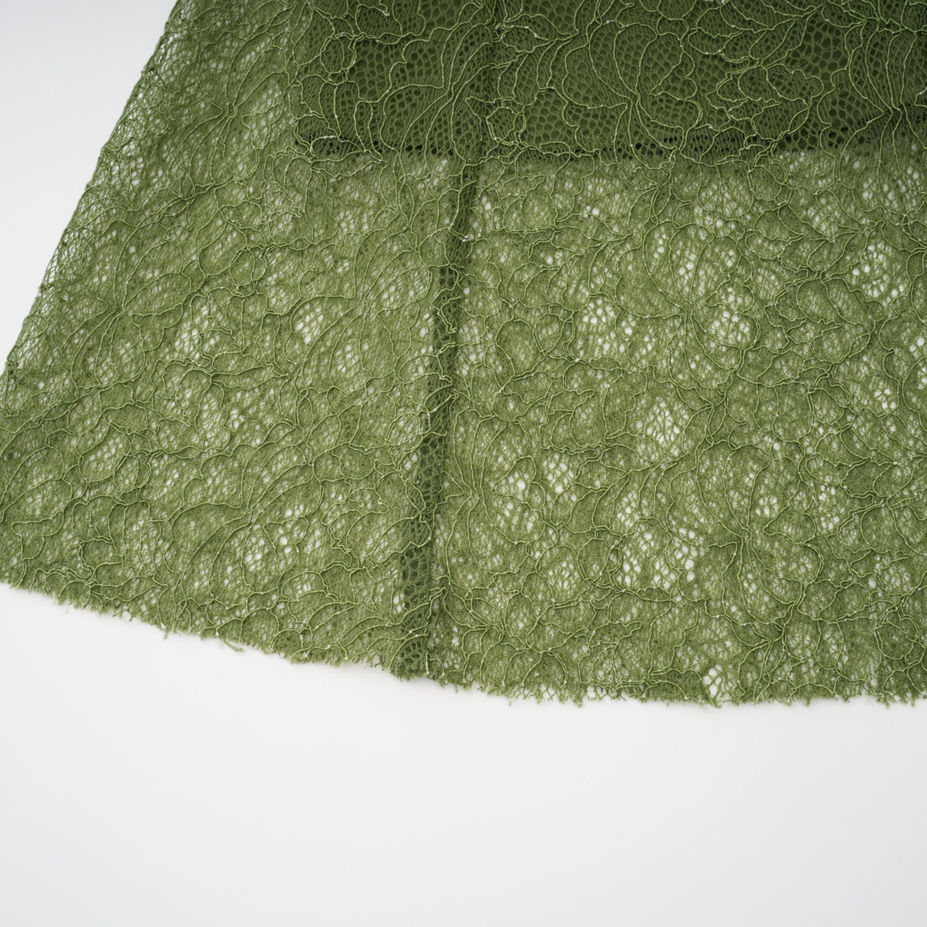 فستان ماكسي من فرانزيسكا باللون الأخضر مزين بزخارف (بدون قفازات)