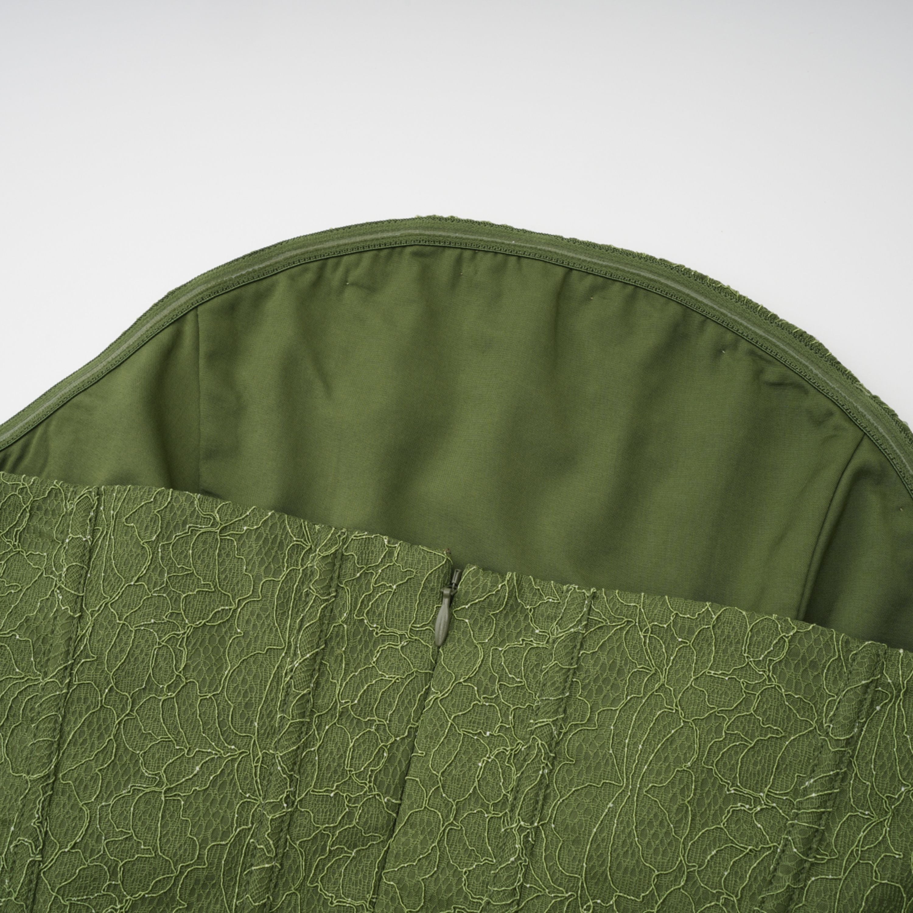 فستان ماكسي من فرانزيسكا باللون الأخضر مزين بزخارف (بدون قفازات)