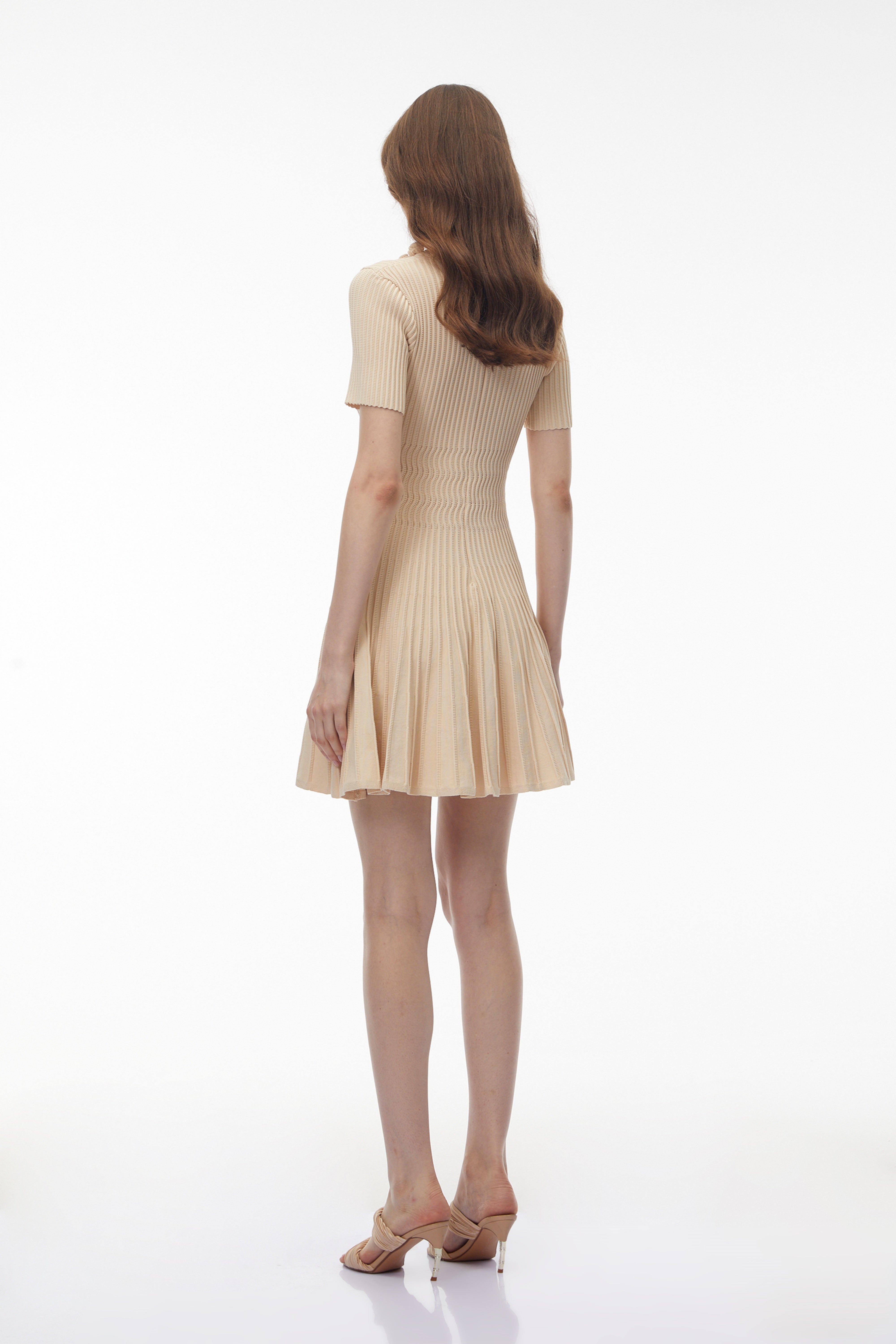 فستان ميدي من غالاتيا، محبوك بنمط مضلع، بلون محايد