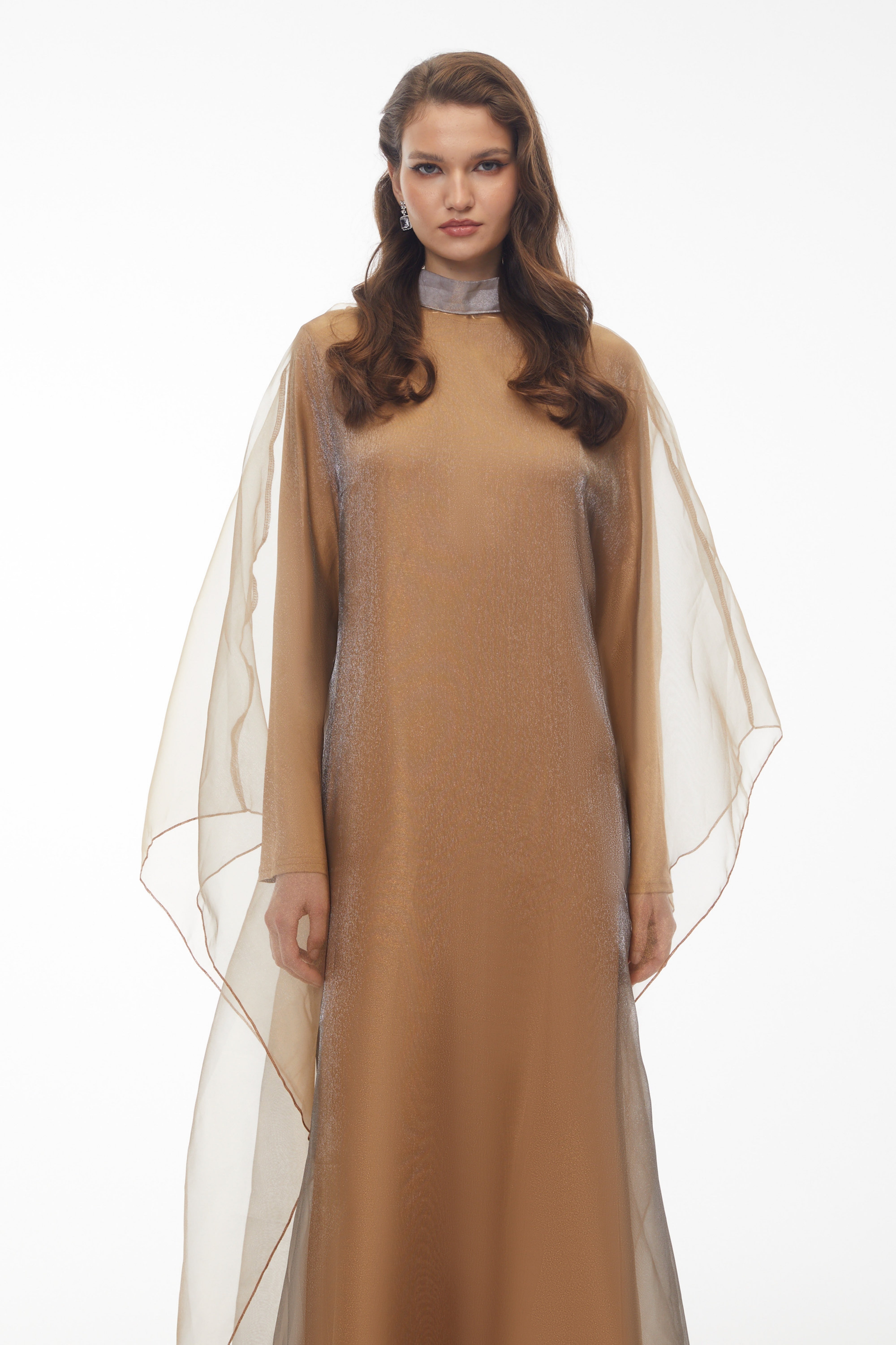 فستان طويل بغطاء على شكل جمل من Ganna