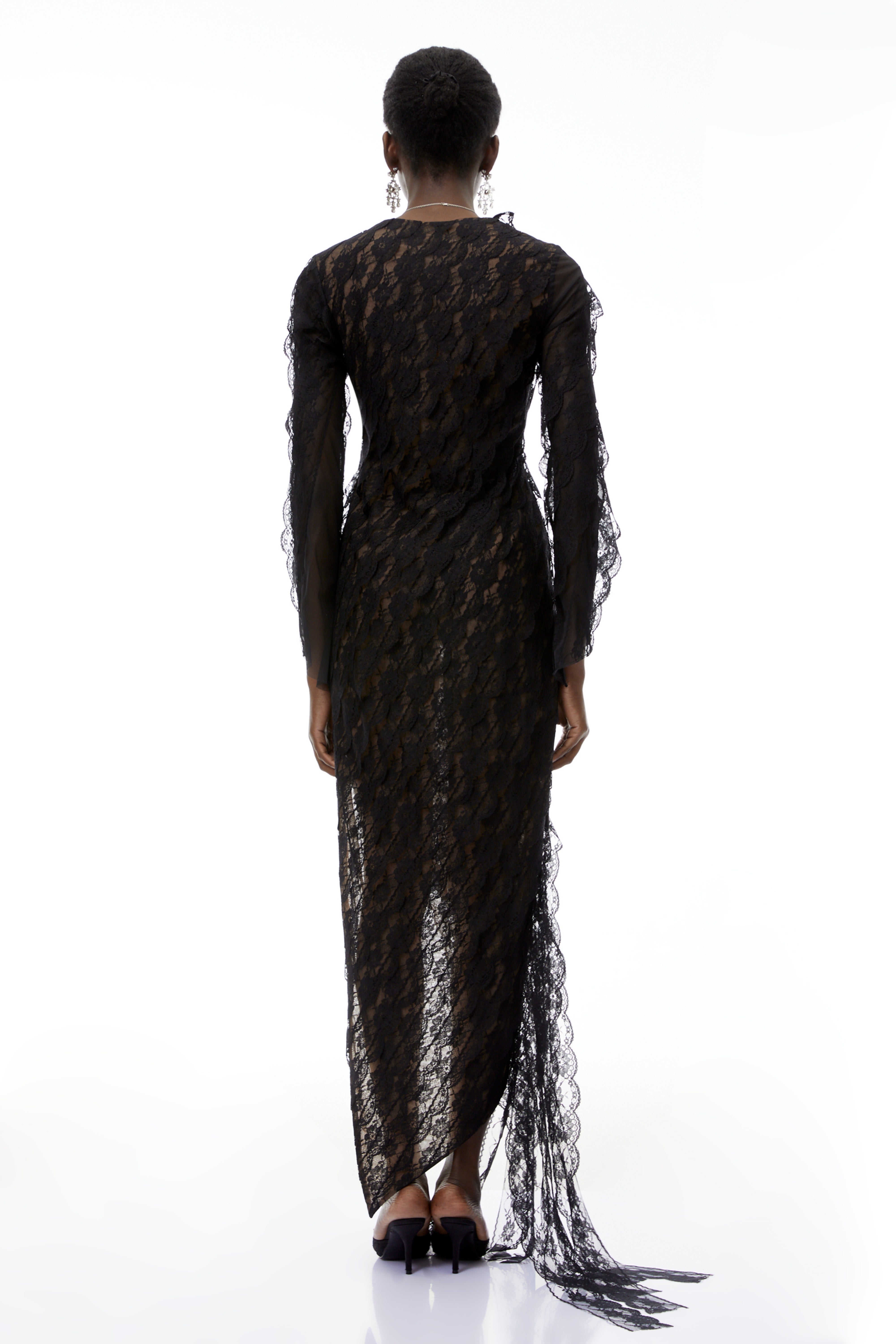 فستان طويل غير متماثل من الدانتيل المزين بالزهور من جيما بلاك