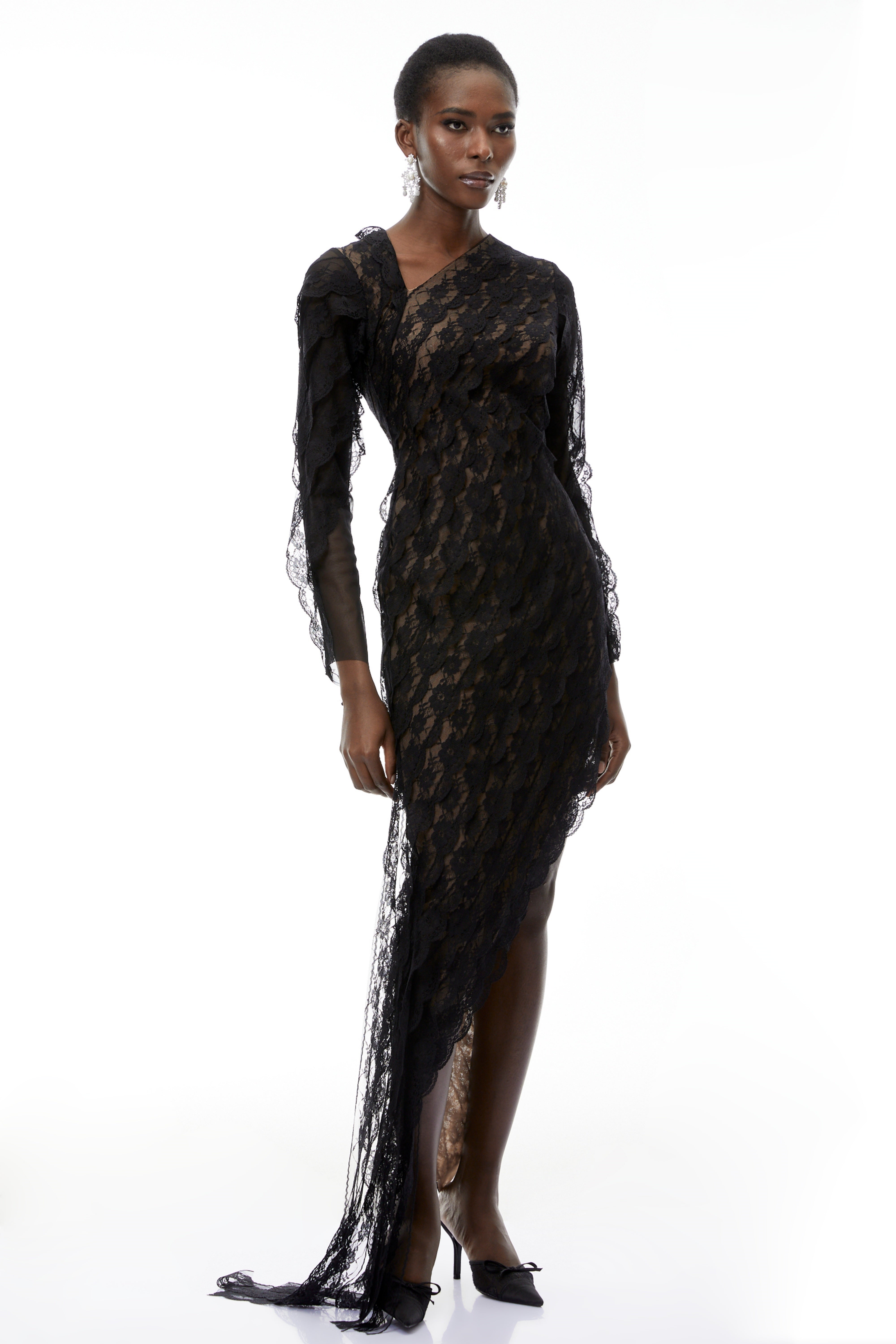 فستان طويل غير متماثل من الدانتيل المزين بالزهور من جيما بلاك