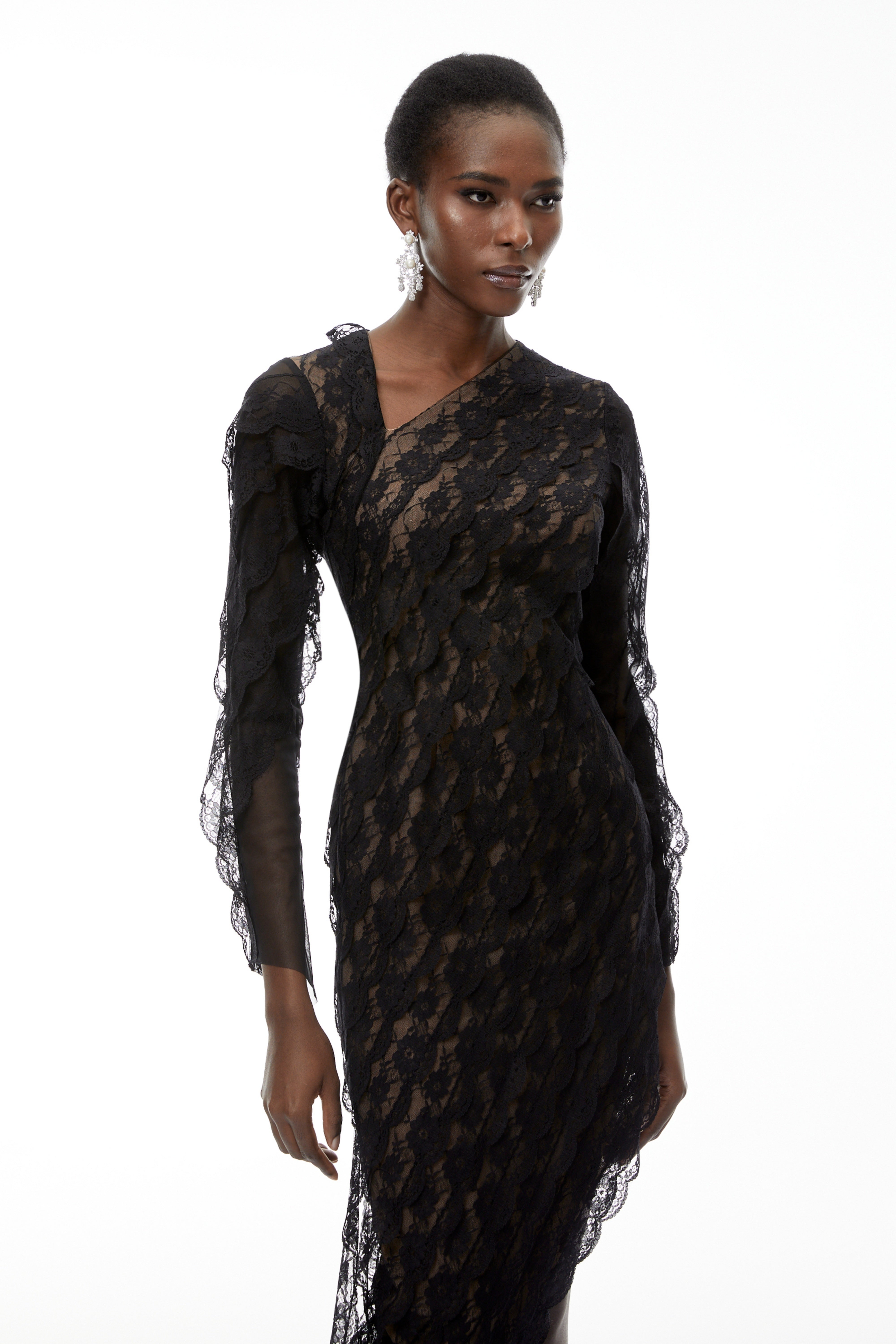 فستان طويل غير متماثل من الدانتيل المزين بالزهور من جيما بلاك