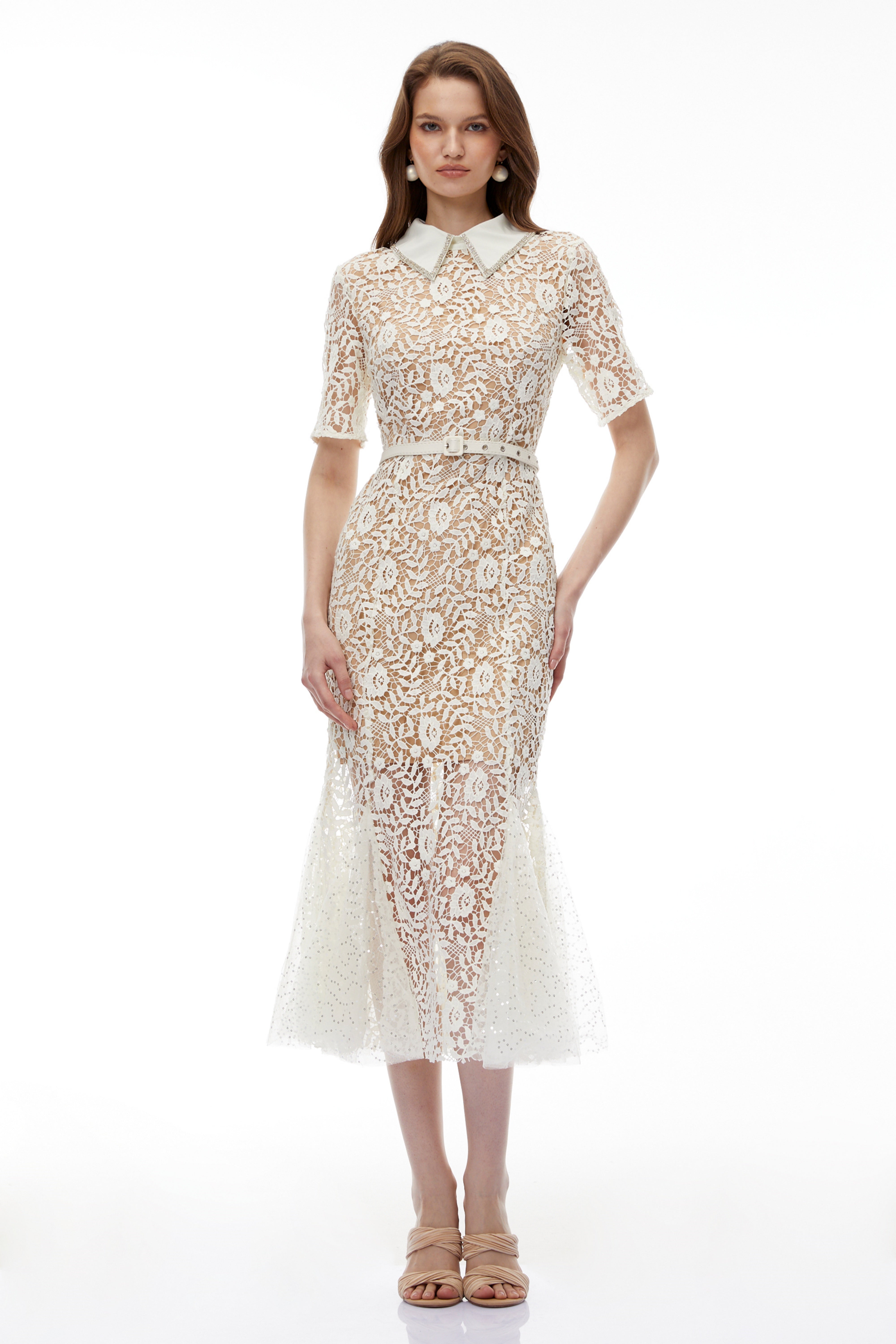 فستان طويل من الدانتيل بنقشة زهور محايدة من جينيفيف