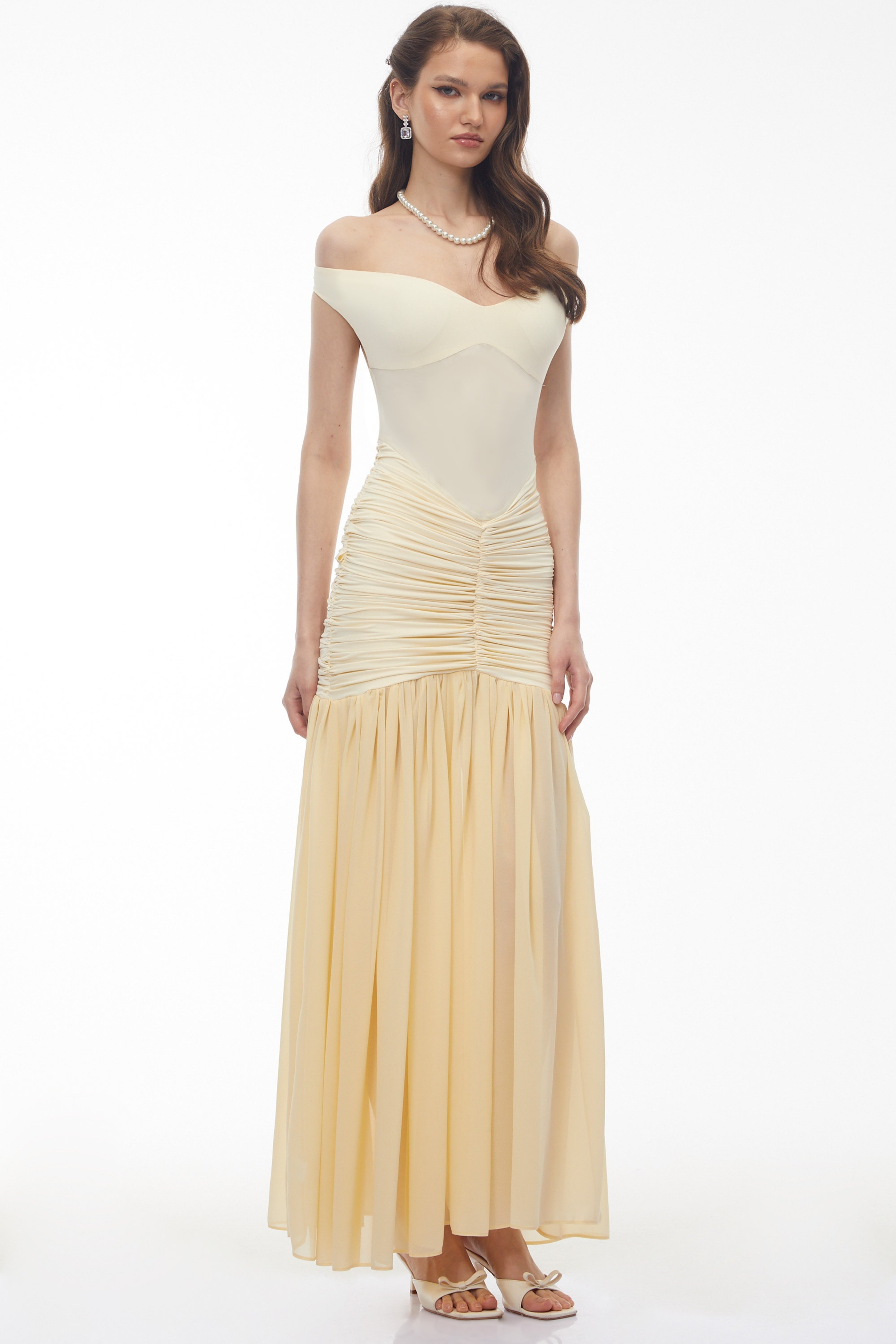Robe longue froncée jaune à épaules dénudées