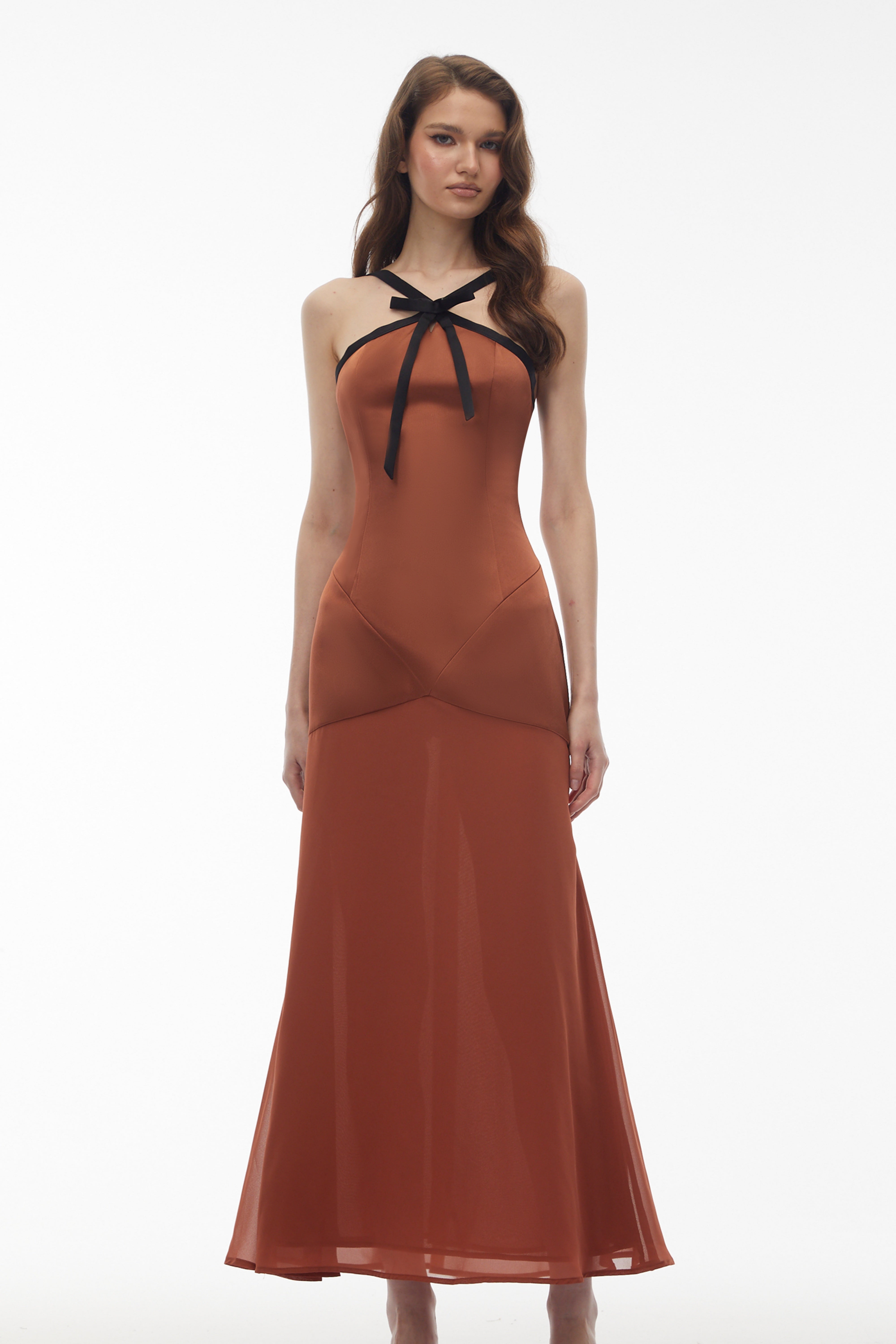 فستان طويل برقبة حلقية من جينيفرا براون مع فيونكة