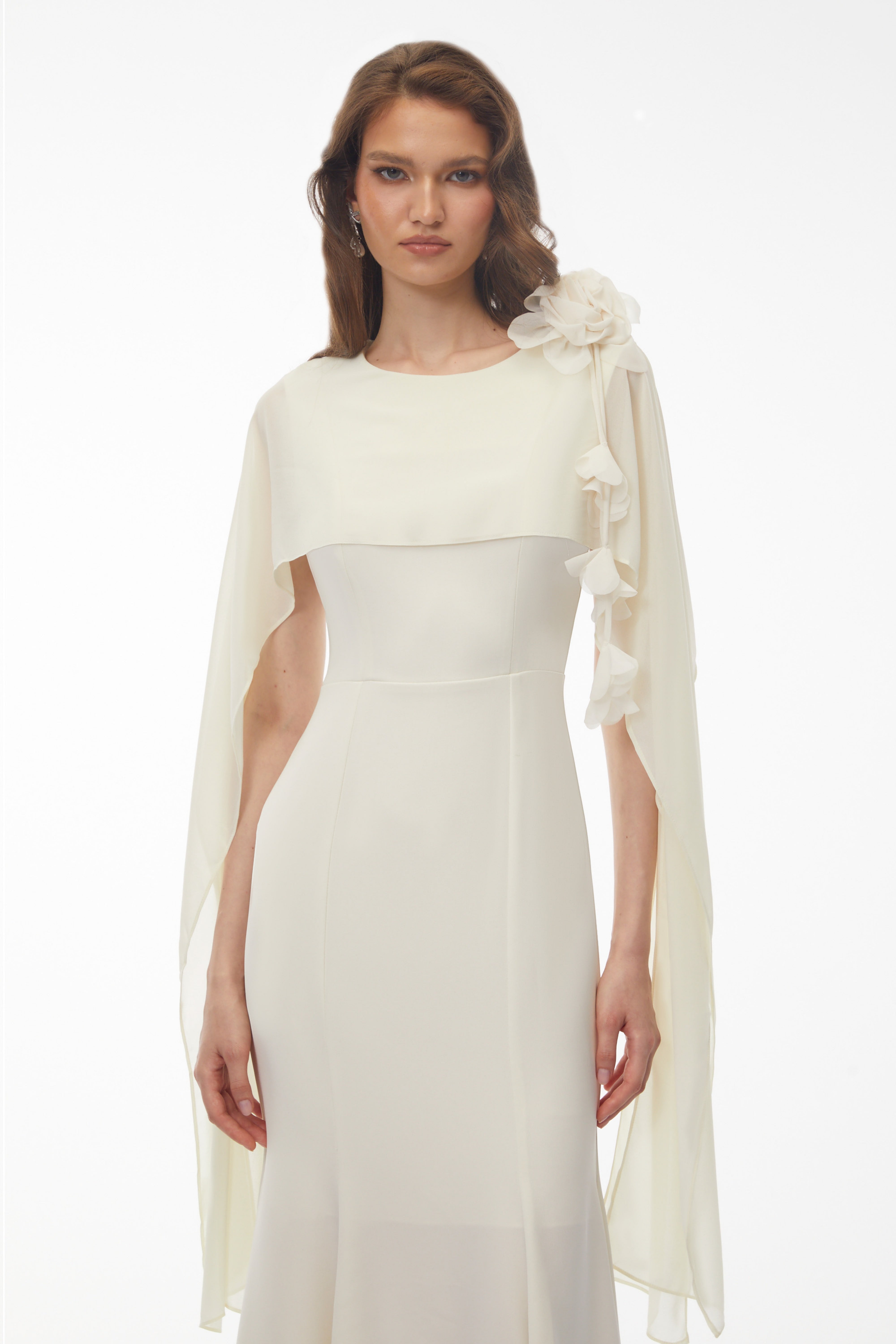 Robe midi Giuliana blanche à manches cape et motifs floraux en 3D