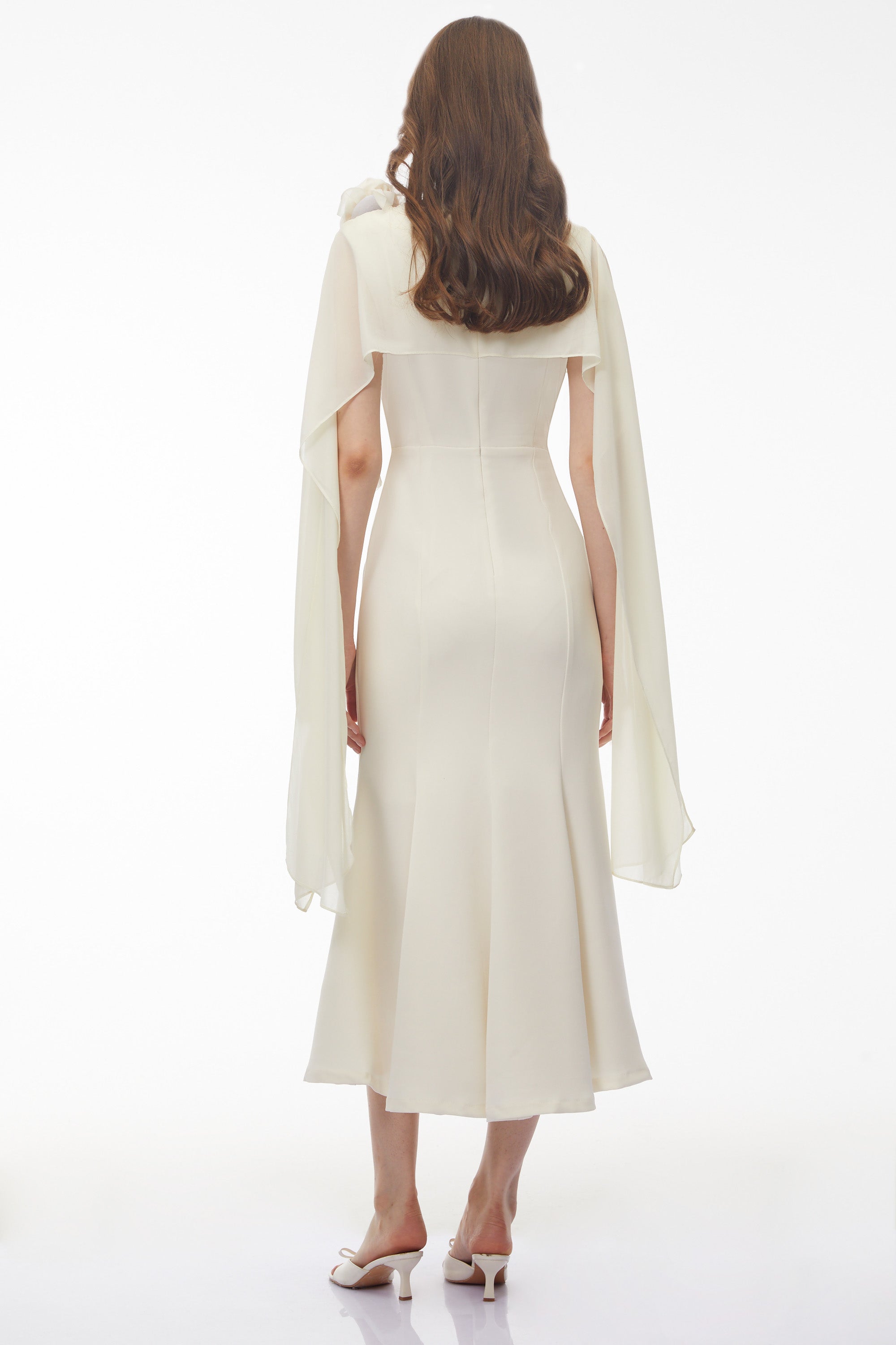 Robe midi Giuliana blanche à manches cape et motifs floraux en 3D