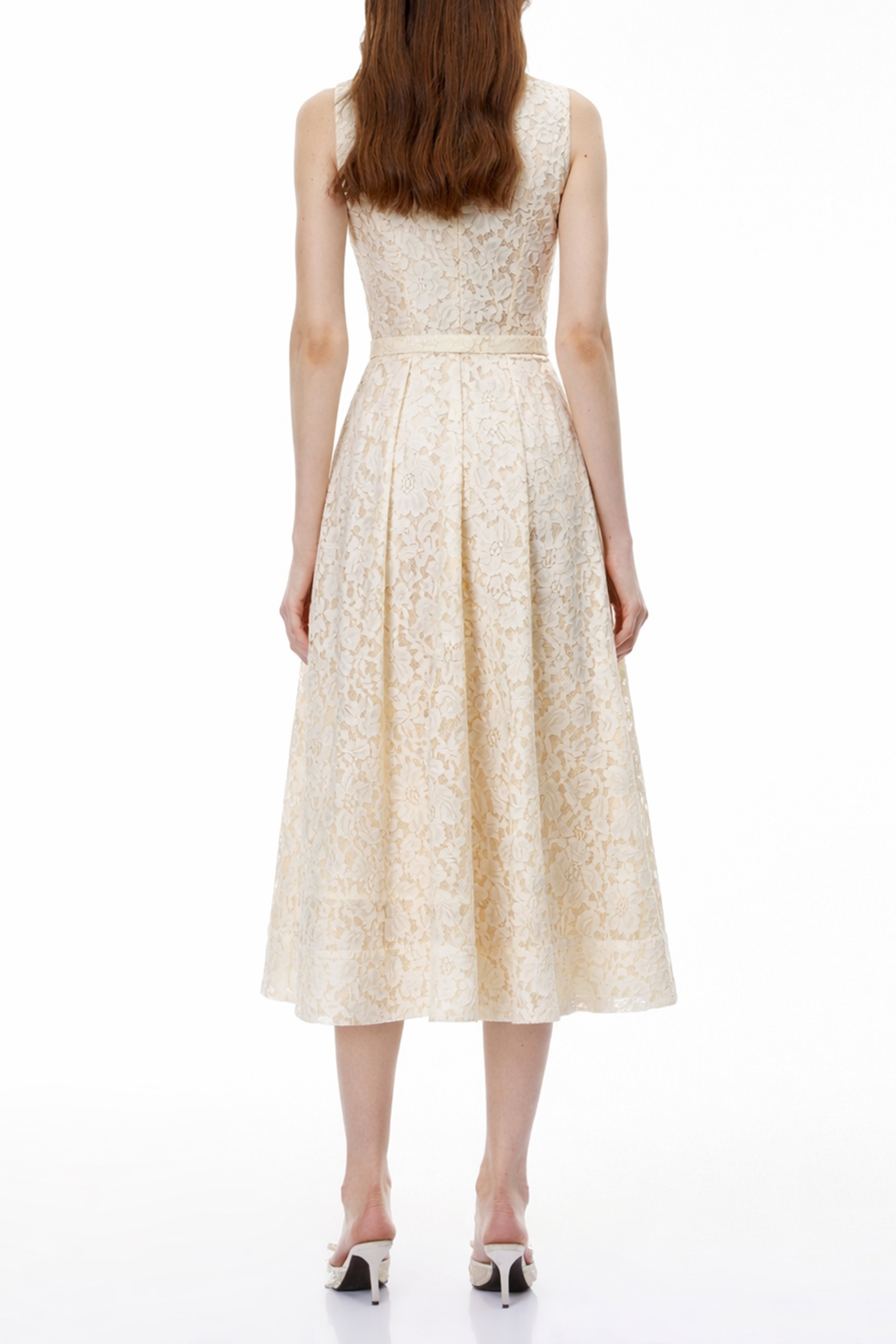 فستان طويل من Golnar باللون الأبيض بدون أكمام ومزين بالدانتيل والزهور