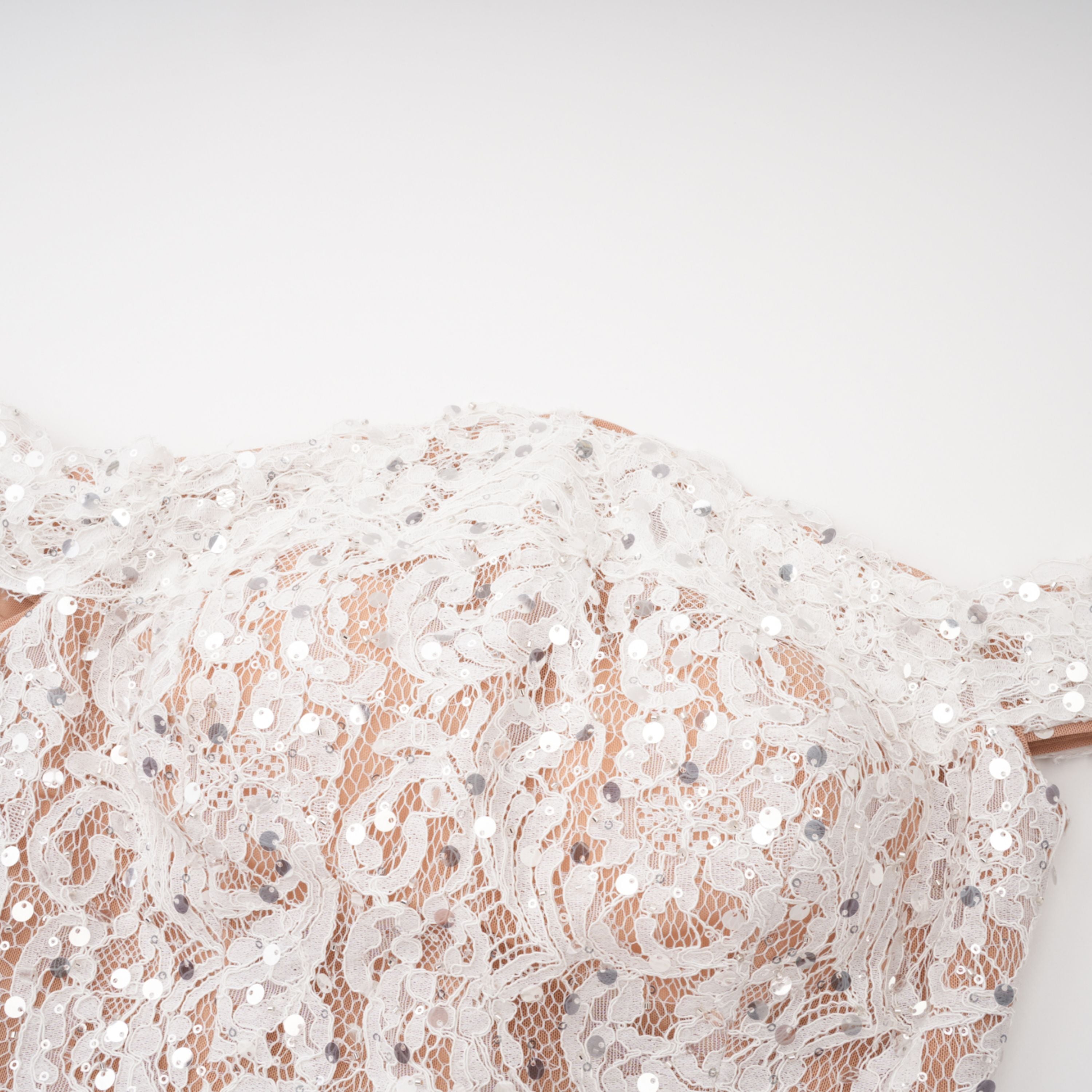 Robe longue en satin blanc « Grace » avec empiècements en dentelle