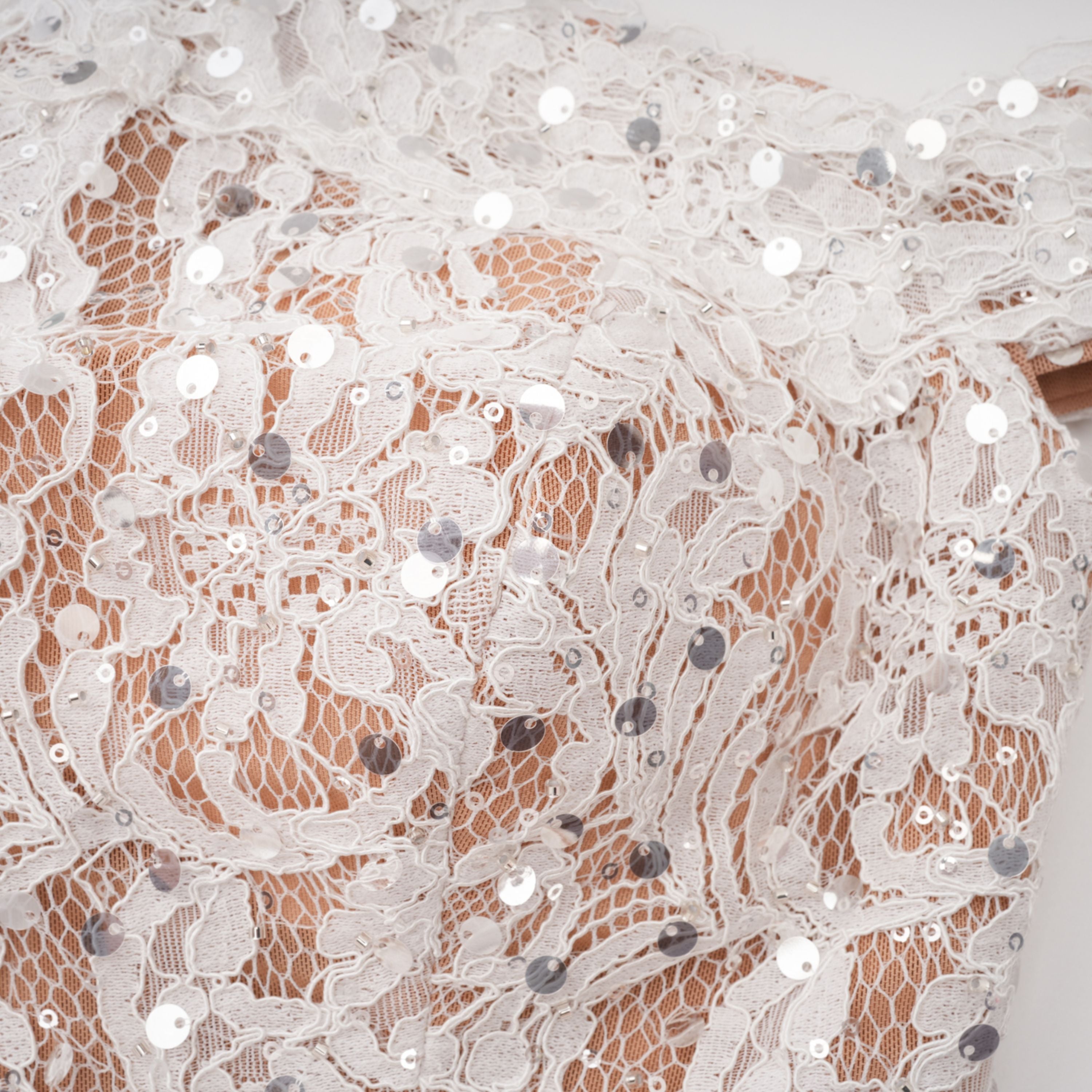 Robe longue en satin blanc « Grace » avec empiècements en dentelle