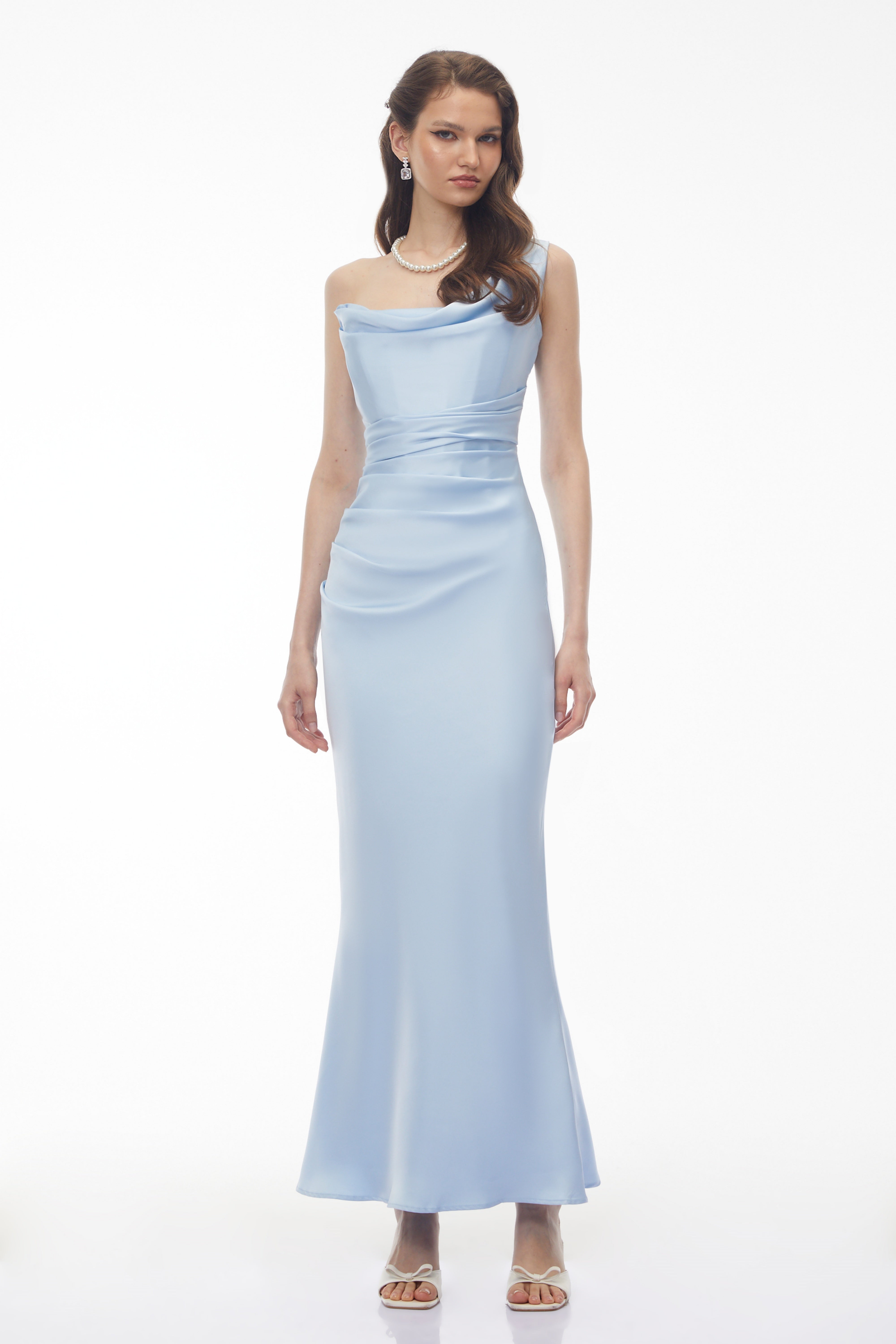 Robe longue asymétrique en satin bleu Hannah