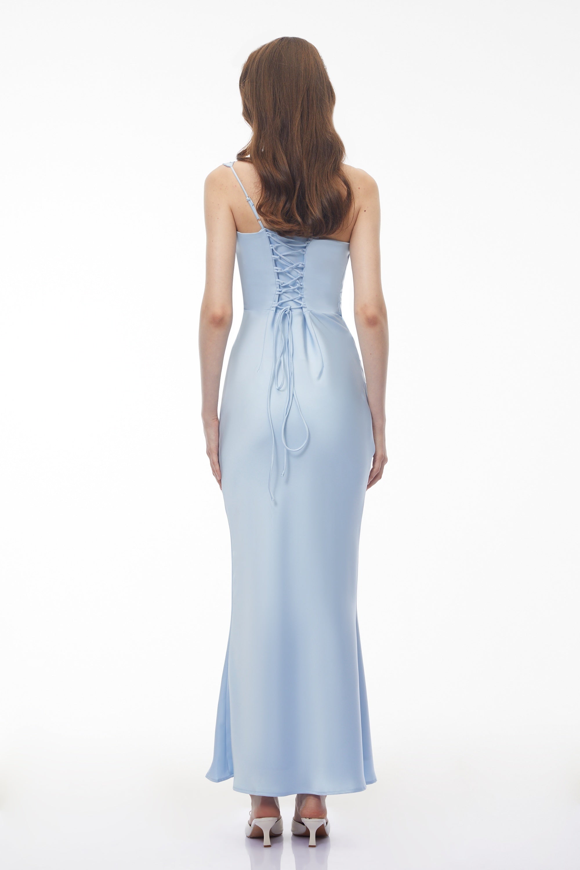 Robe longue asymétrique en satin bleu Hannah