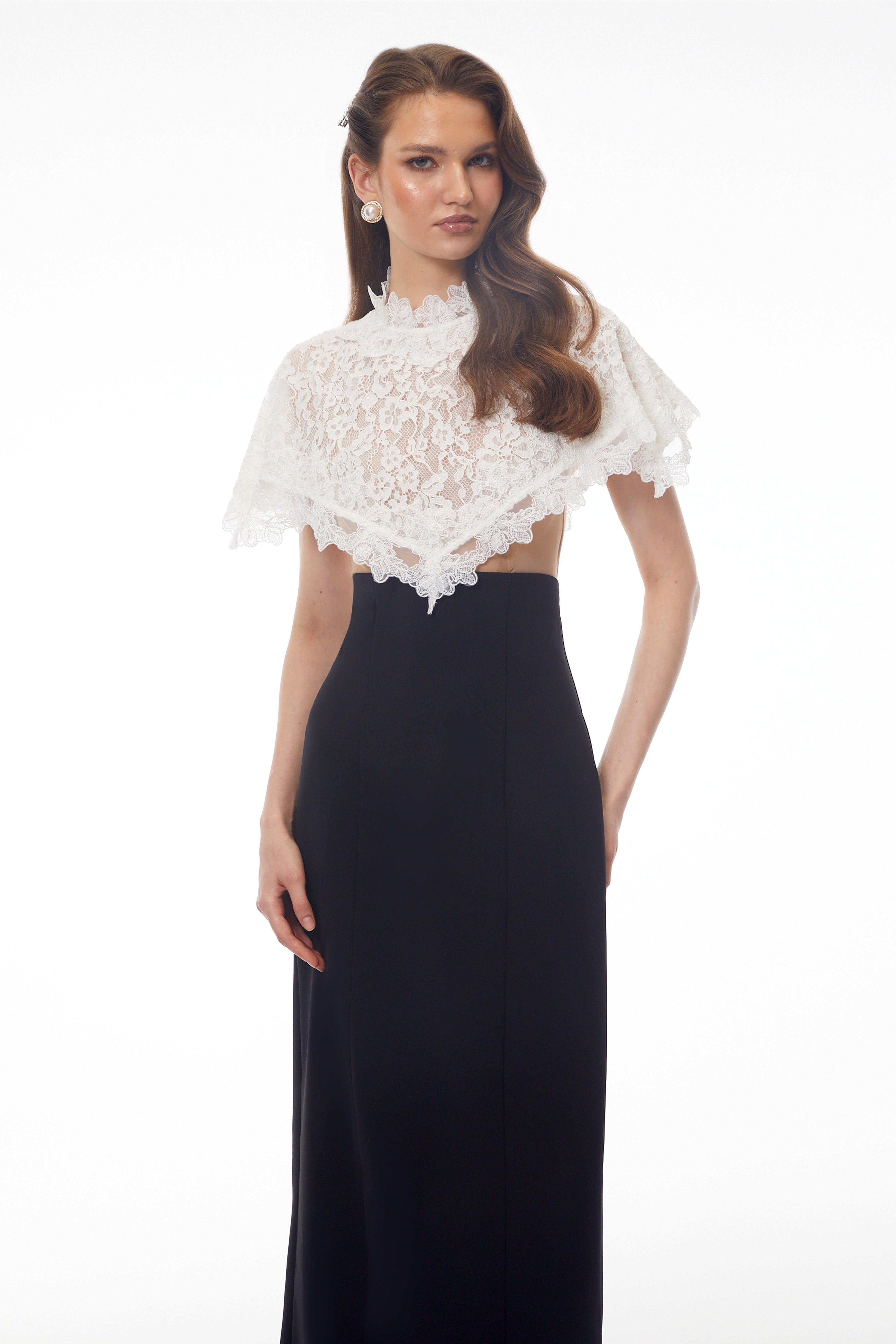 Robe longue à cape en dentelle à col rond Greta Black