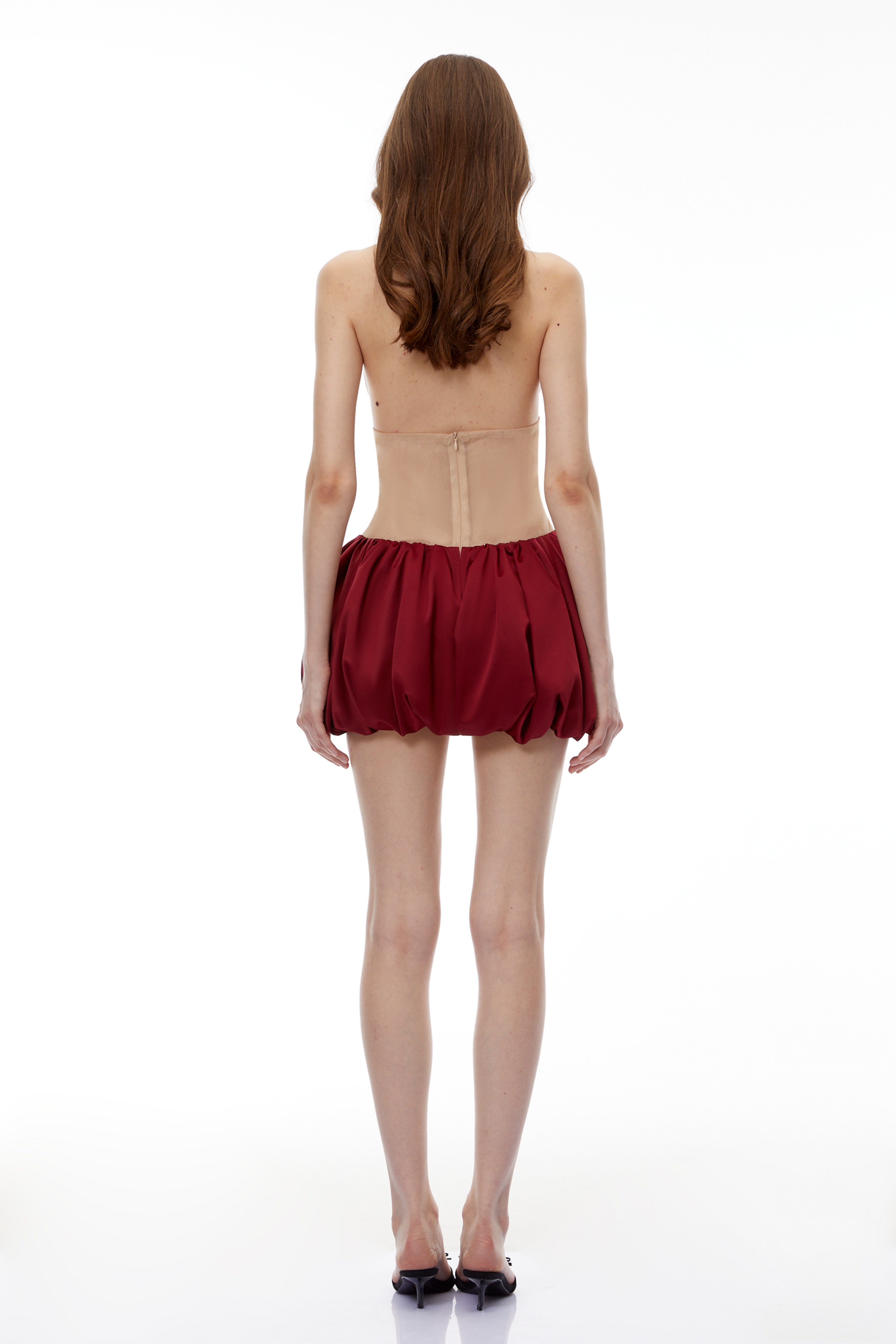 فستان قصير بياقة حلقية باللون الأحمر من Griselda مزين بزخارف