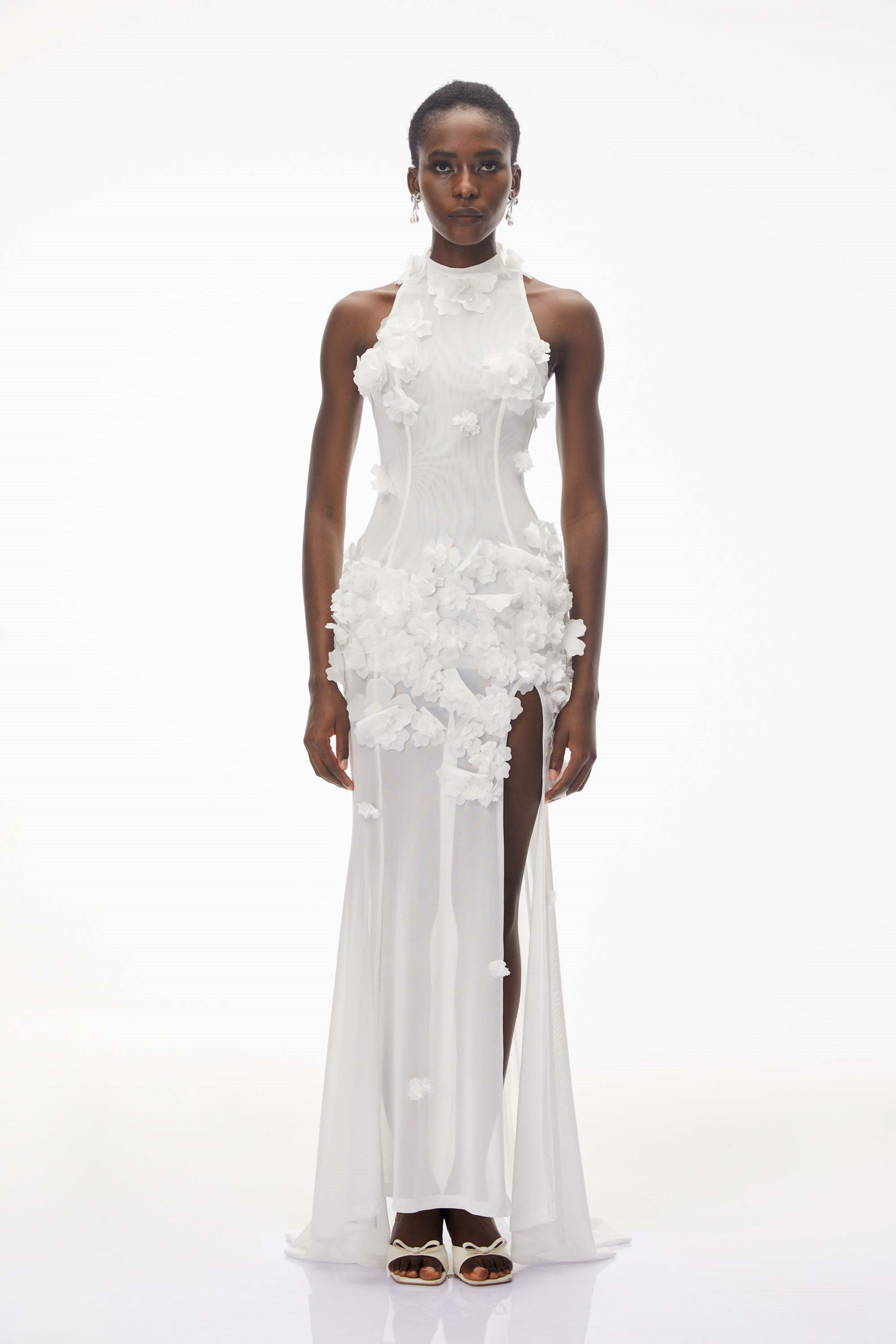 Robe longue blanche à col licou avec des applications florales en 3D