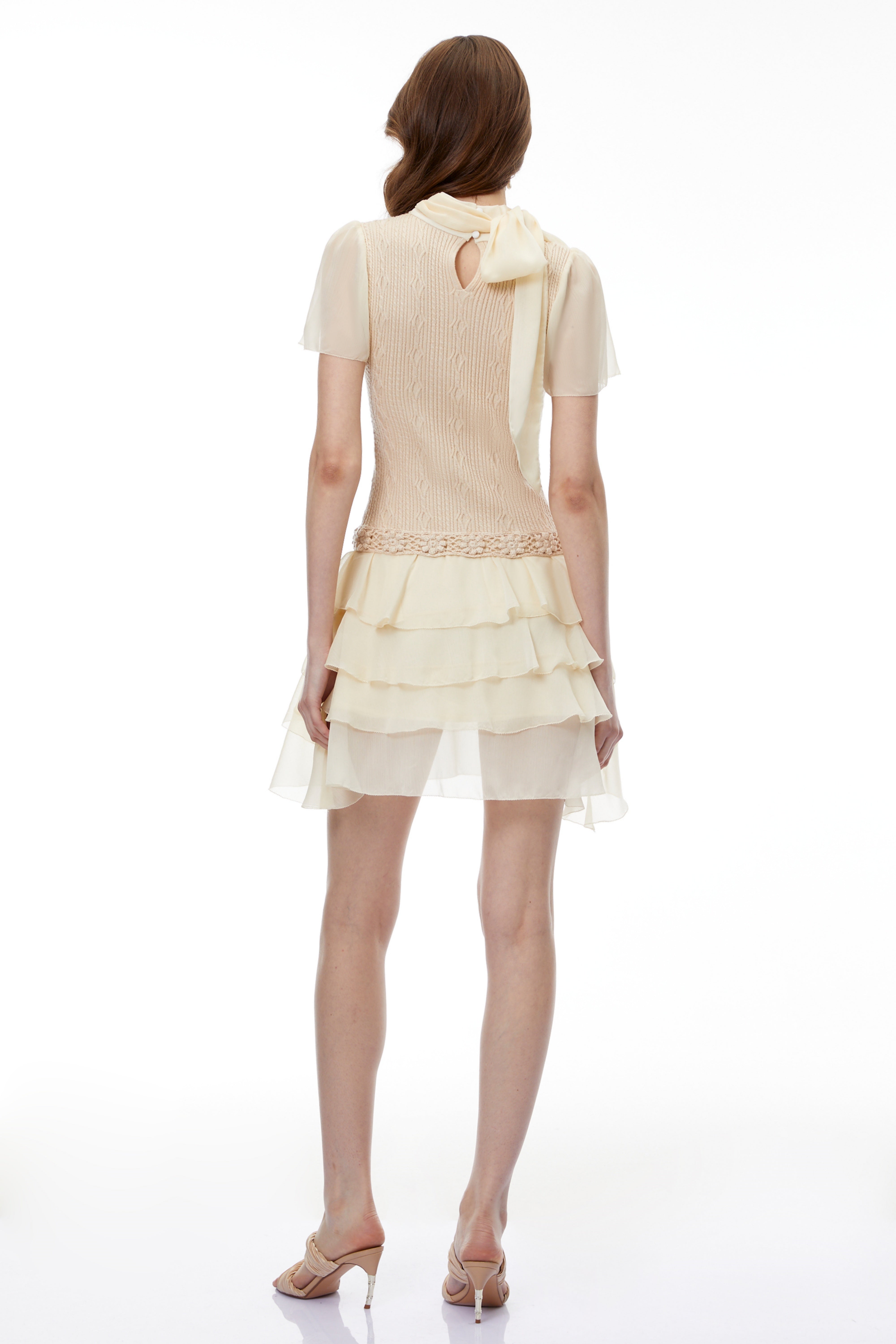 Halcyone – Neutrales Minikleid aus Strickchiffon