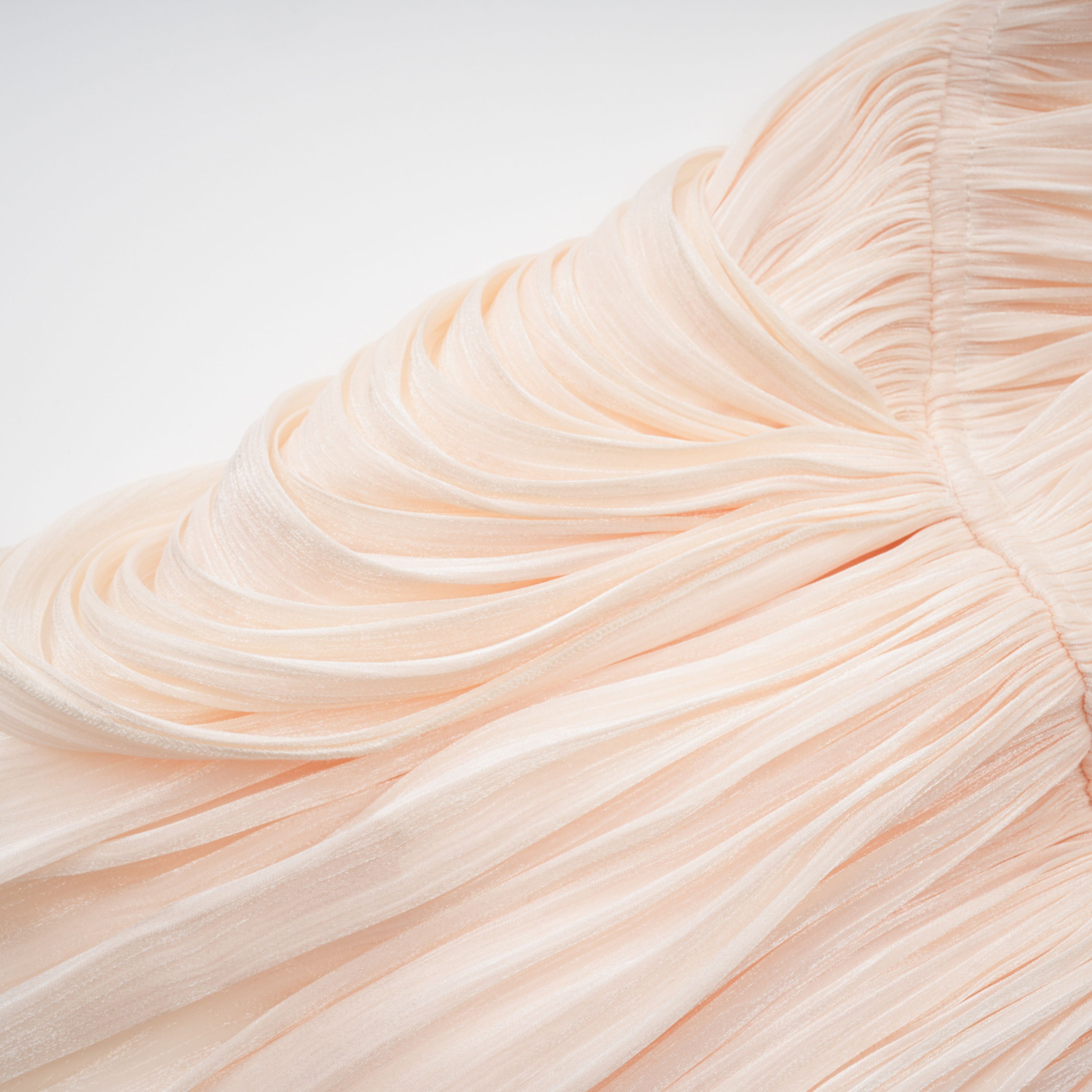 فستان قصير مطوي ومكشكش من Halvard Neutrals