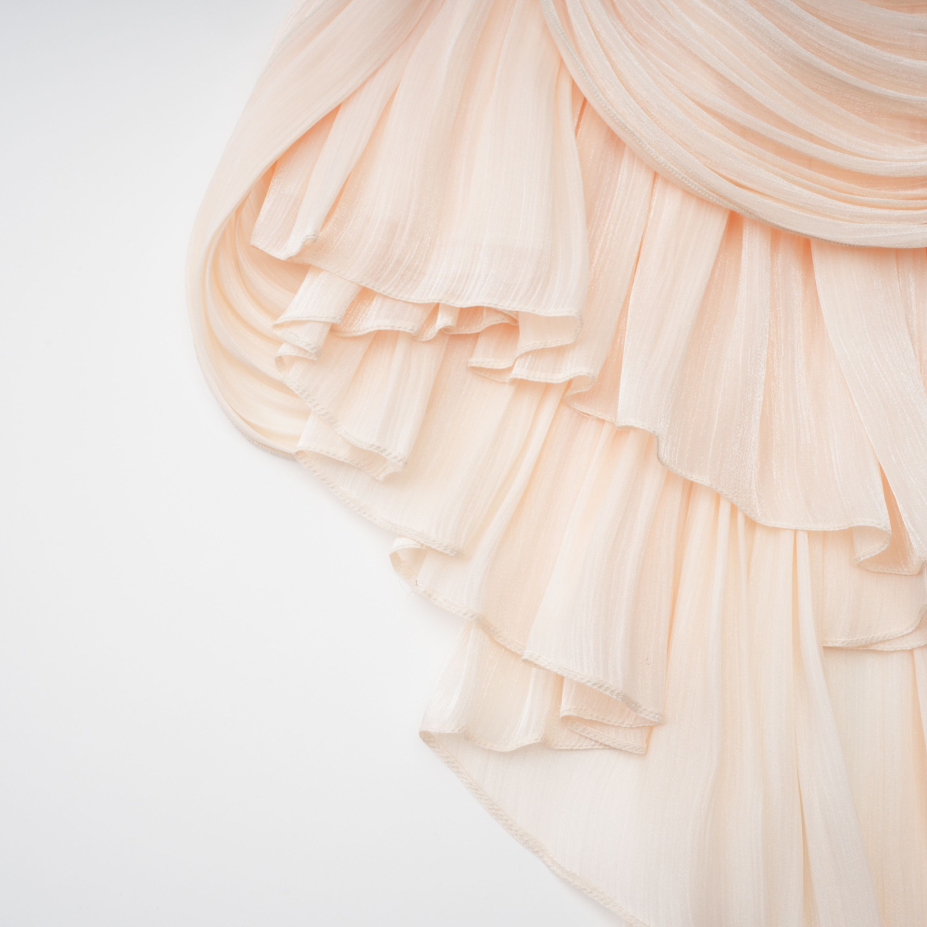 فستان قصير مطوي ومكشكش من Halvard Neutrals