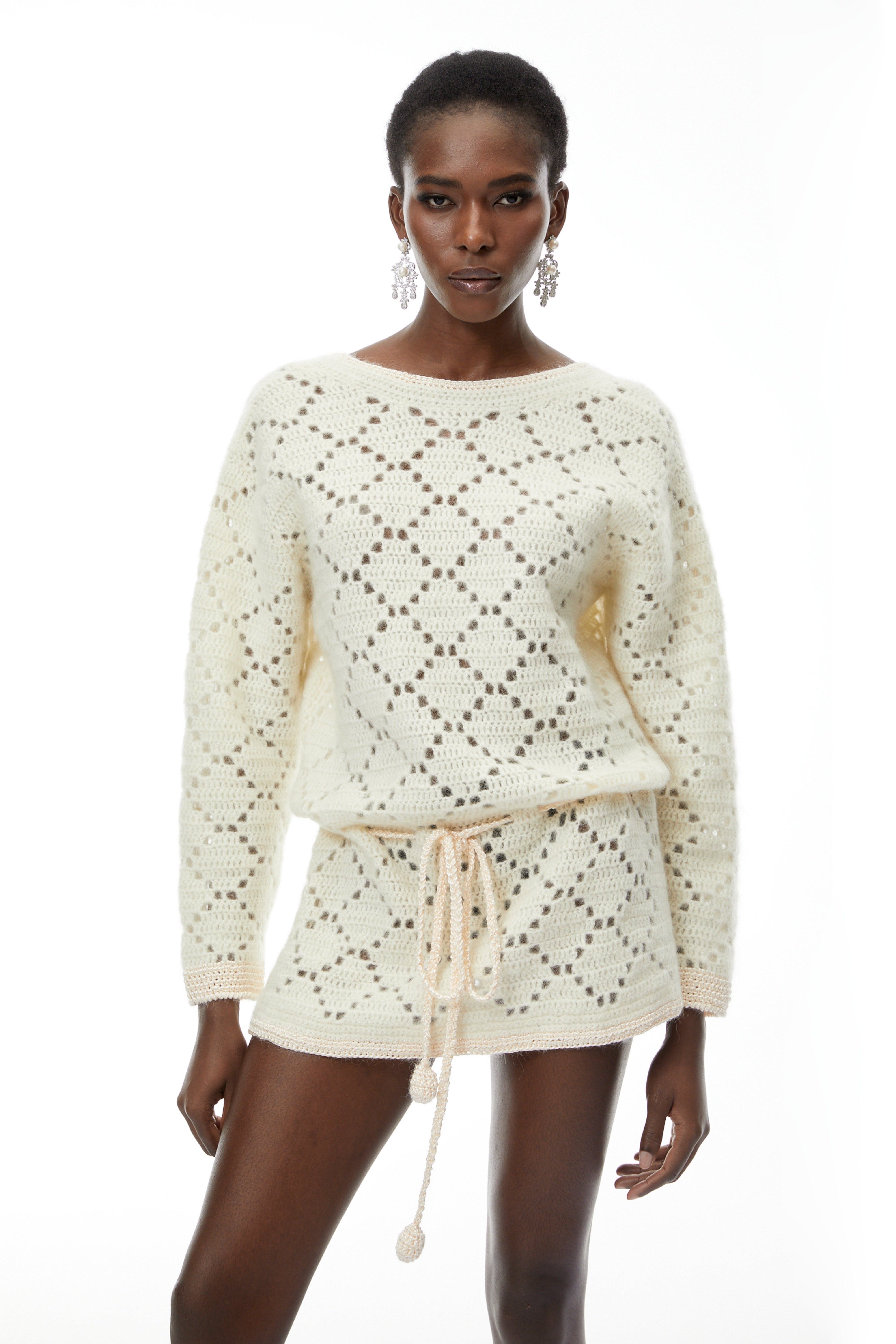 Harper – cremefarbenes, weißes Minikleid aus Strick mit offenem Rücken