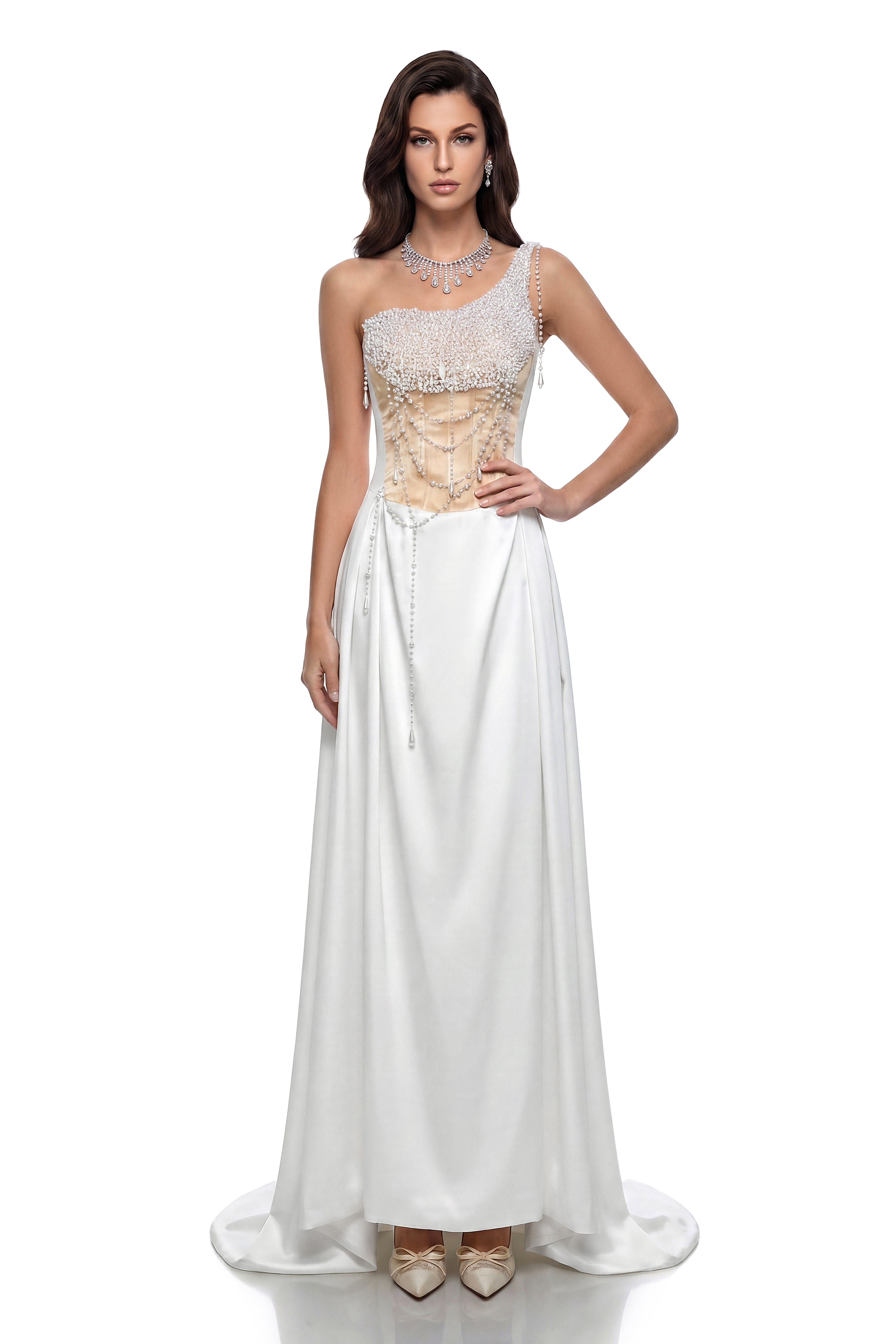 Robe longue blanche froncée Hasti avec détail chaîne