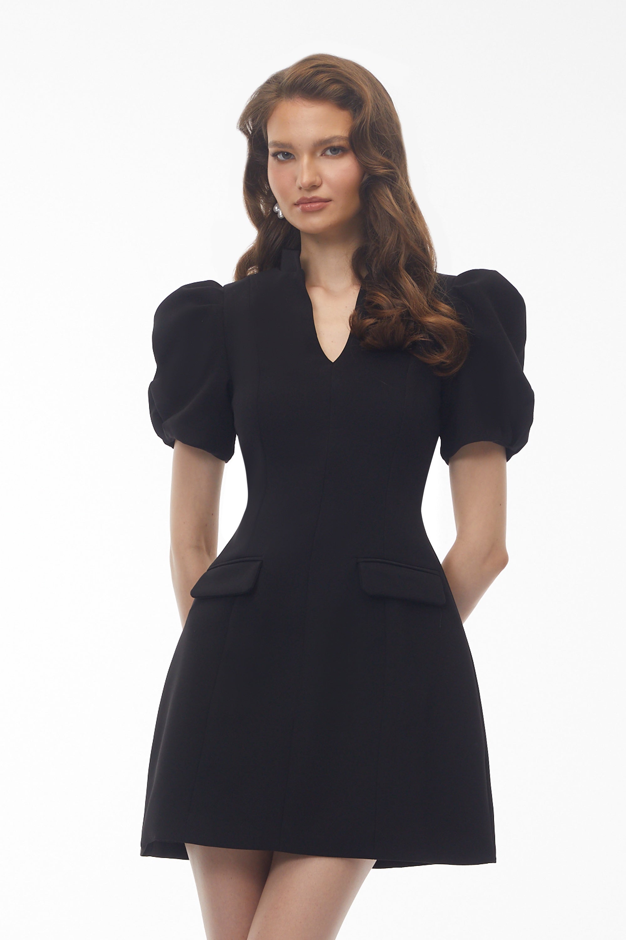 Mini-robe à col en V et manches bouffantes, couleur noyer