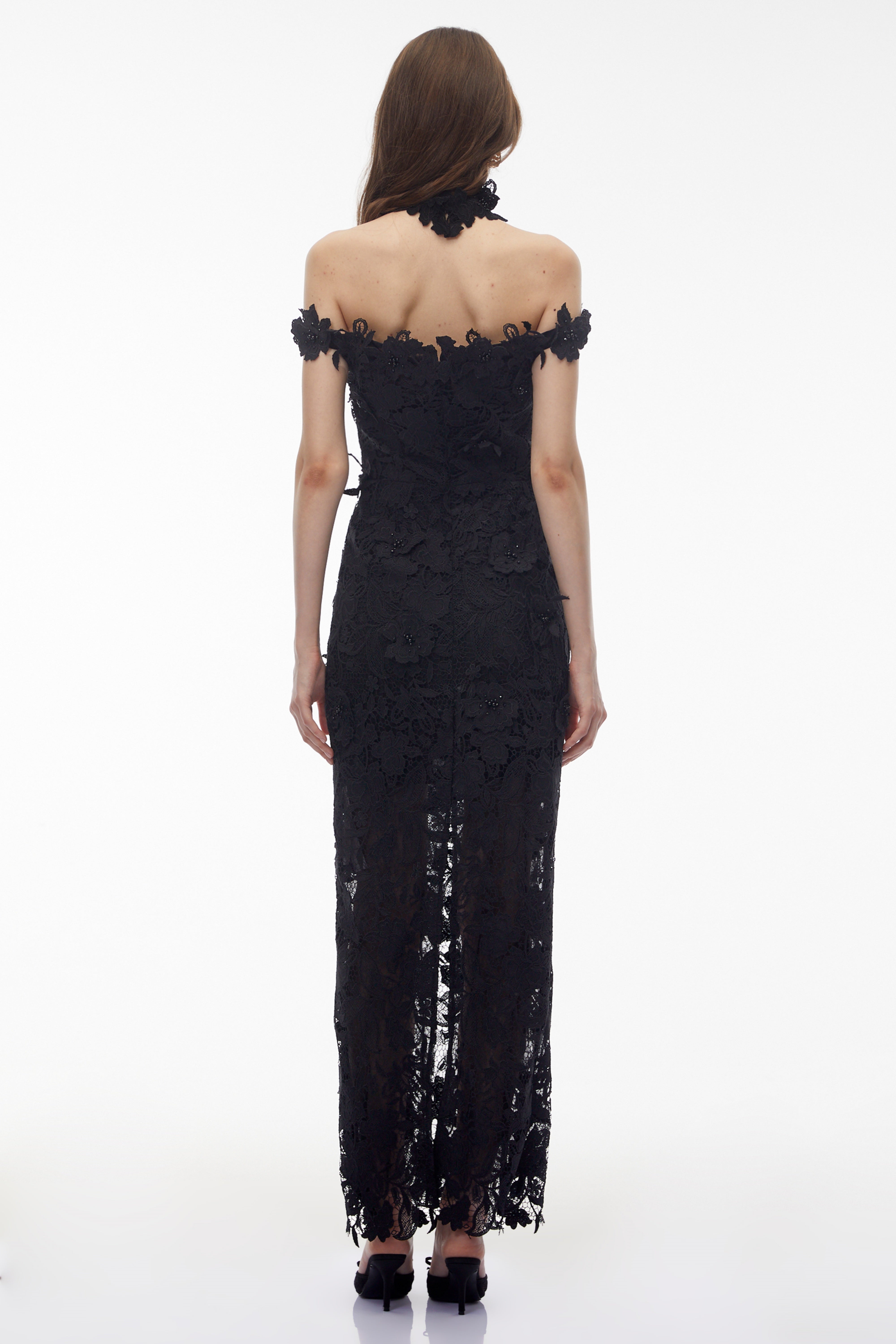 Maxikleid „Hecate“ aus schwarzer Spitzenstickerei mit 3D-Blumen