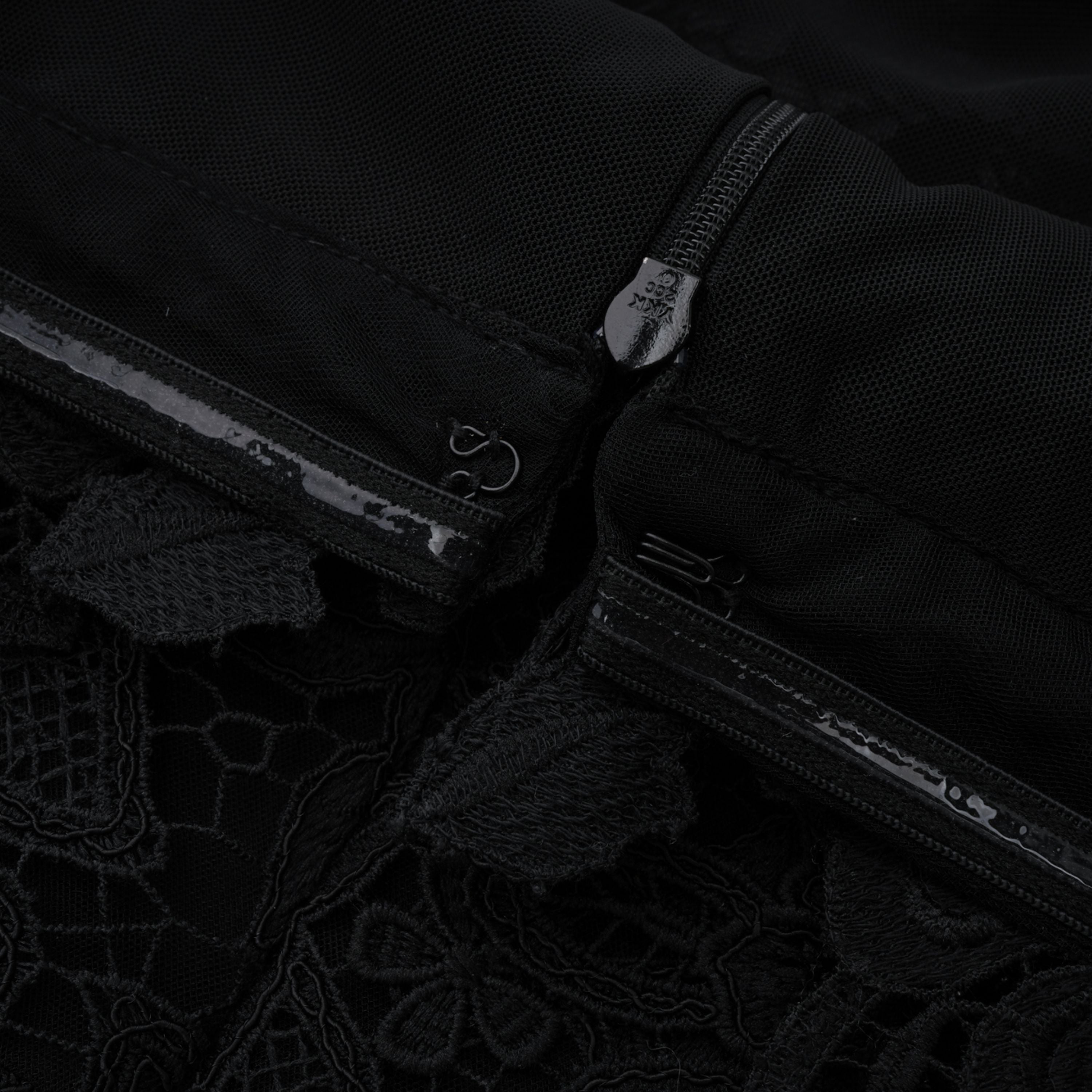 فستان طويل من الدانتيل المطرز باللون الأسود من ماركة «هيكاتي» مع زخارف زهور ثلاثية الأبعاد