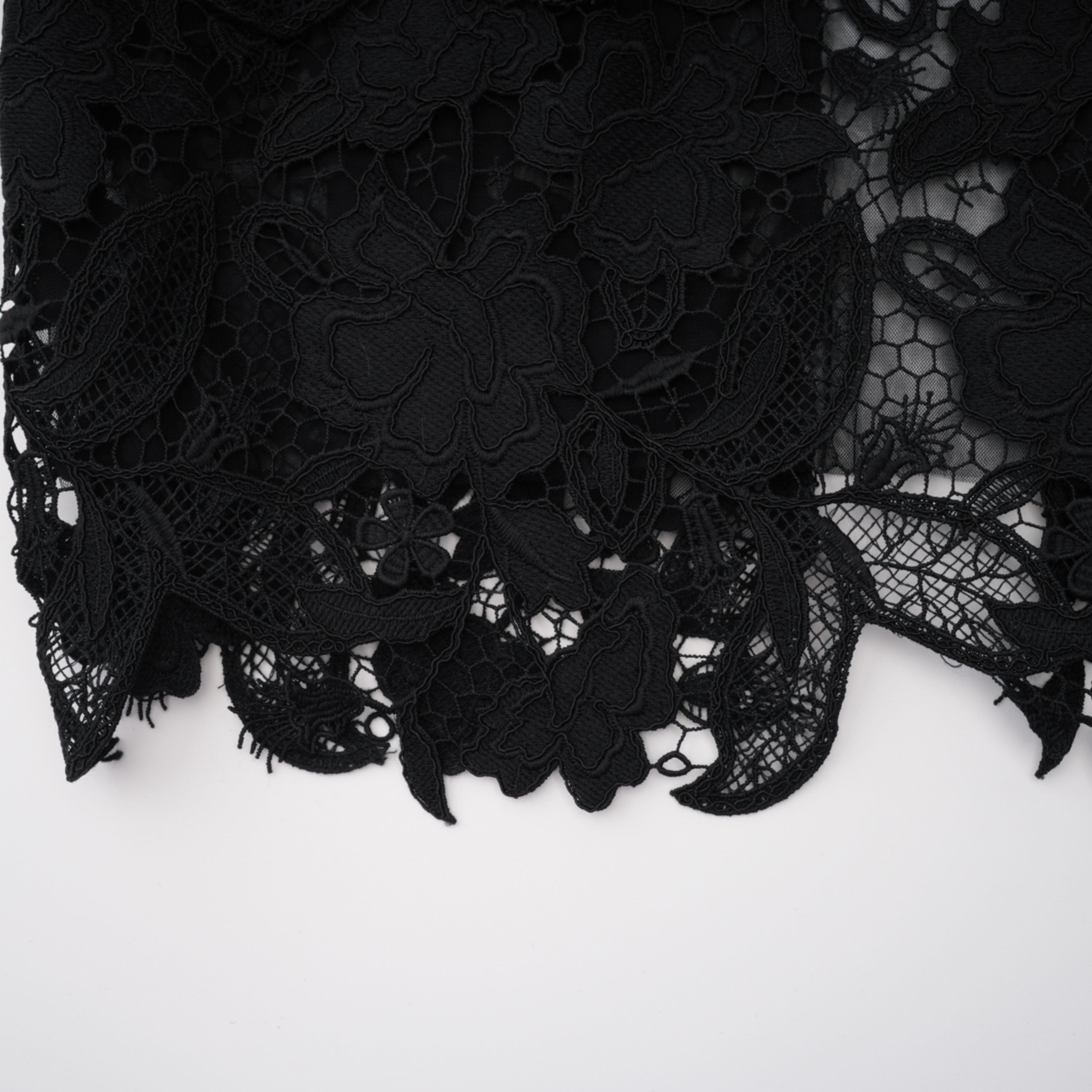 Robe longue en dentelle noire Hecate avec perles et motifs floraux en 3D