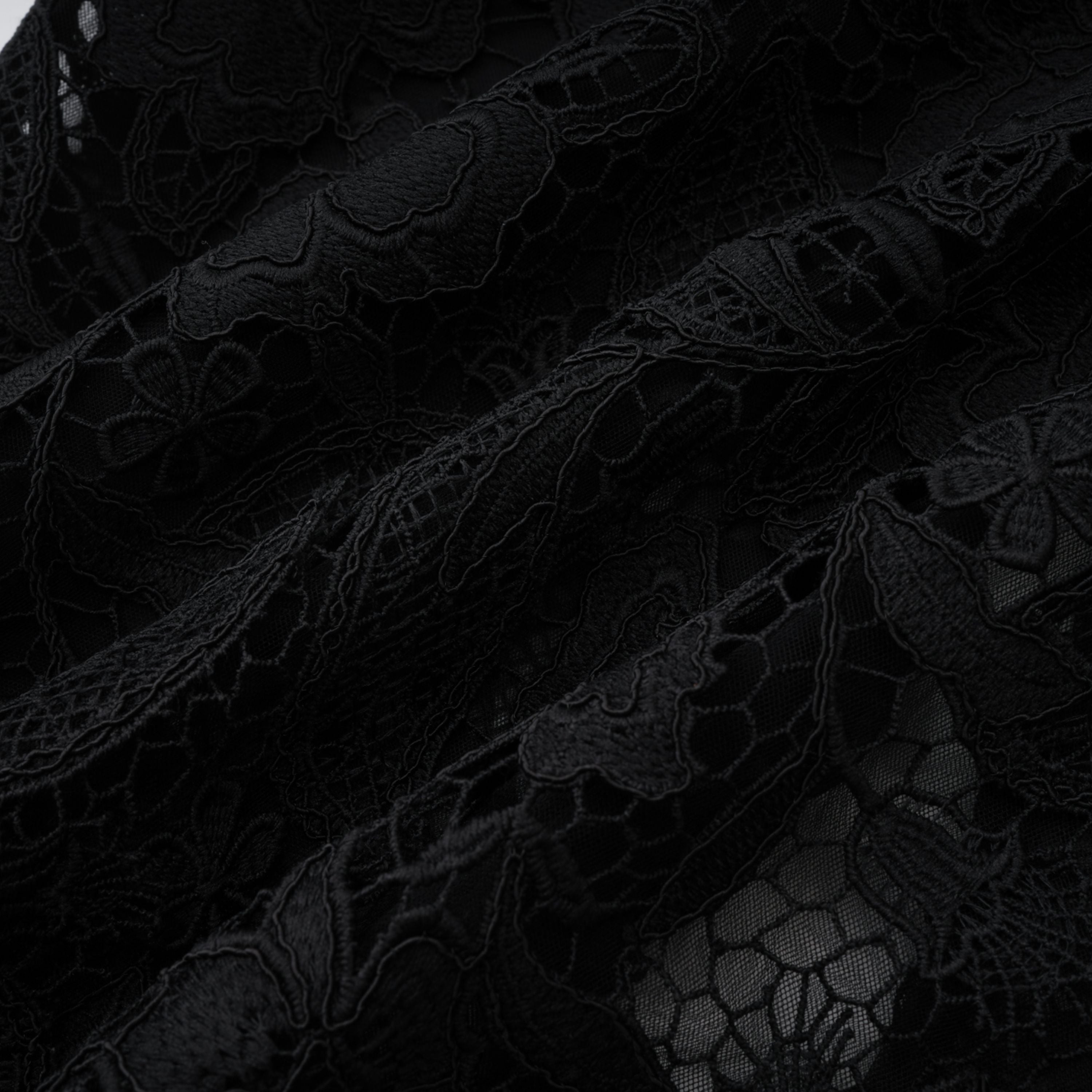 Robe longue en dentelle noire Hecate avec perles et motifs floraux en 3D