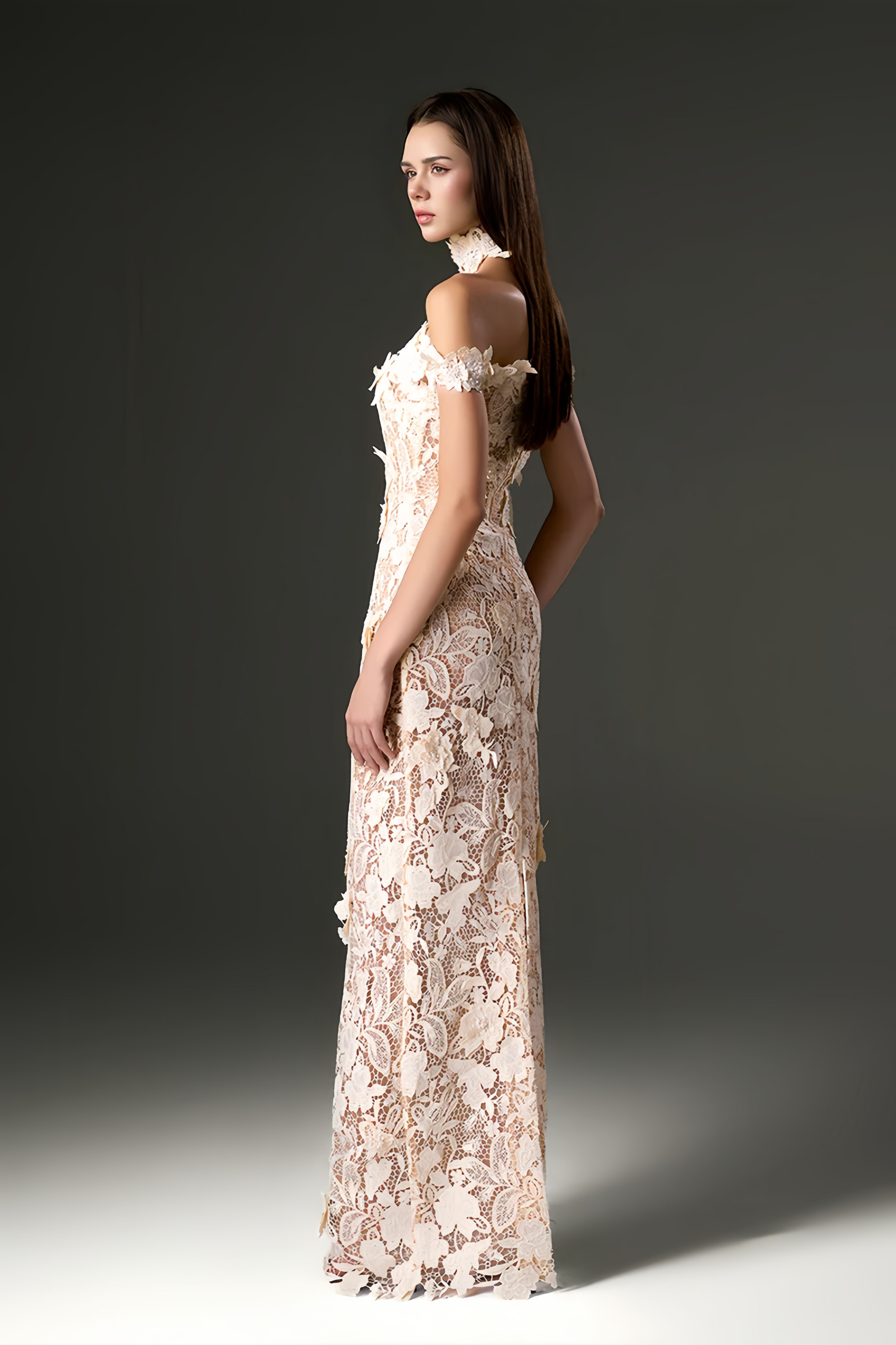 Kleid mit schulterfreiem Ausschnitt und floralen Spitzenapplikationen