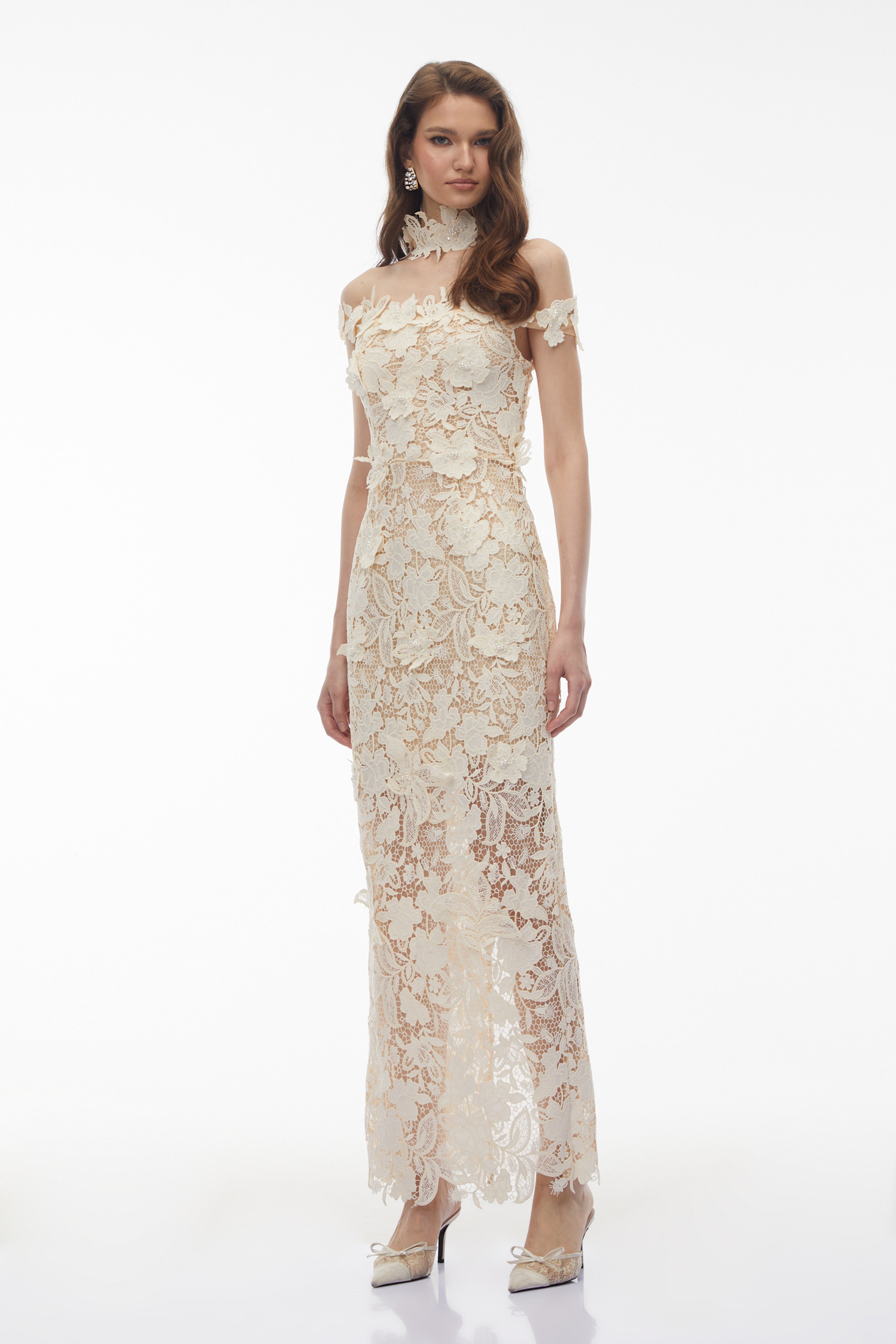 فستان مكشوف الكتفين مزين بزخارف من الدانتيل المزين بالزهور