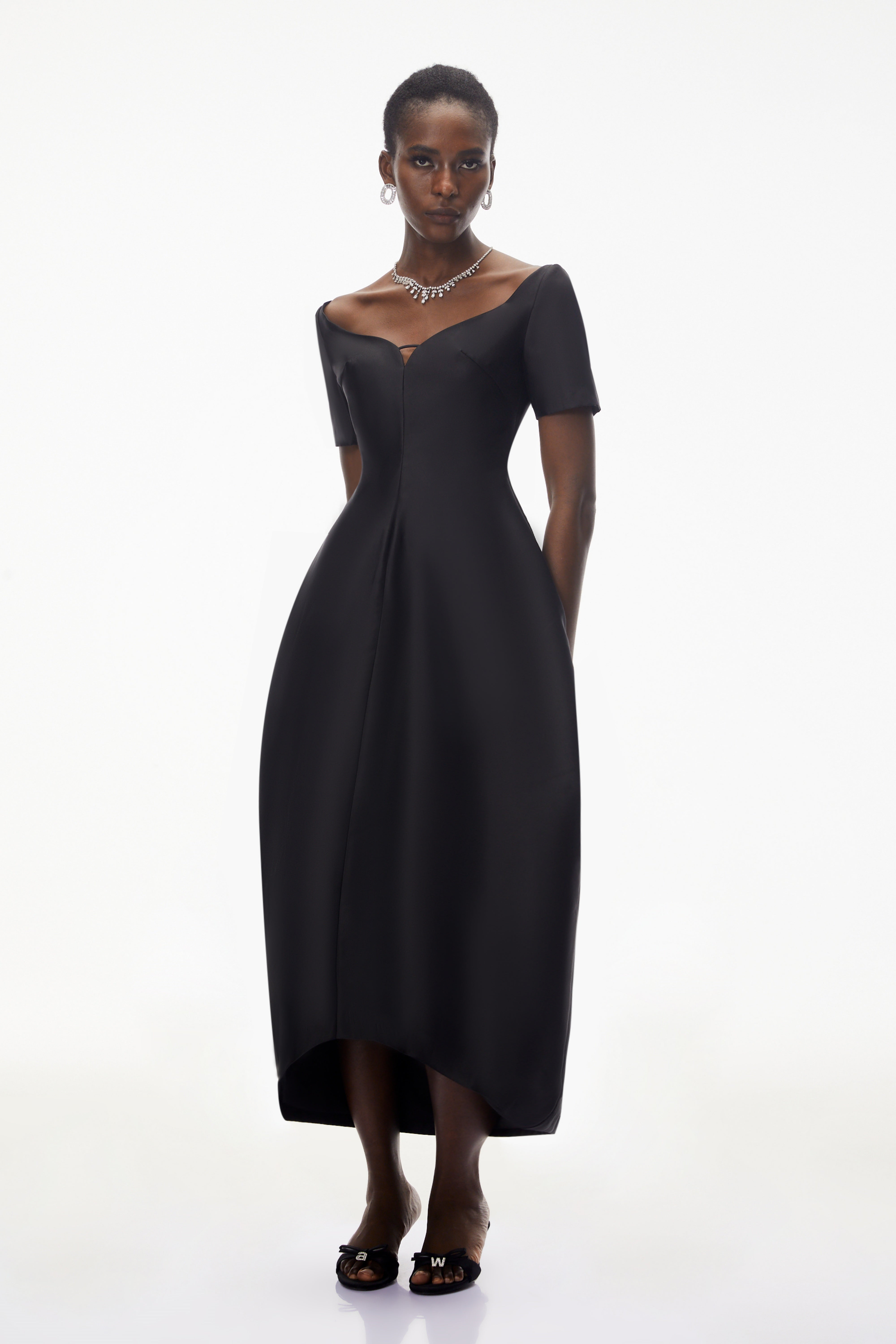 فستان ميدي غير متماثل بياقة عميقة من Heidi Black