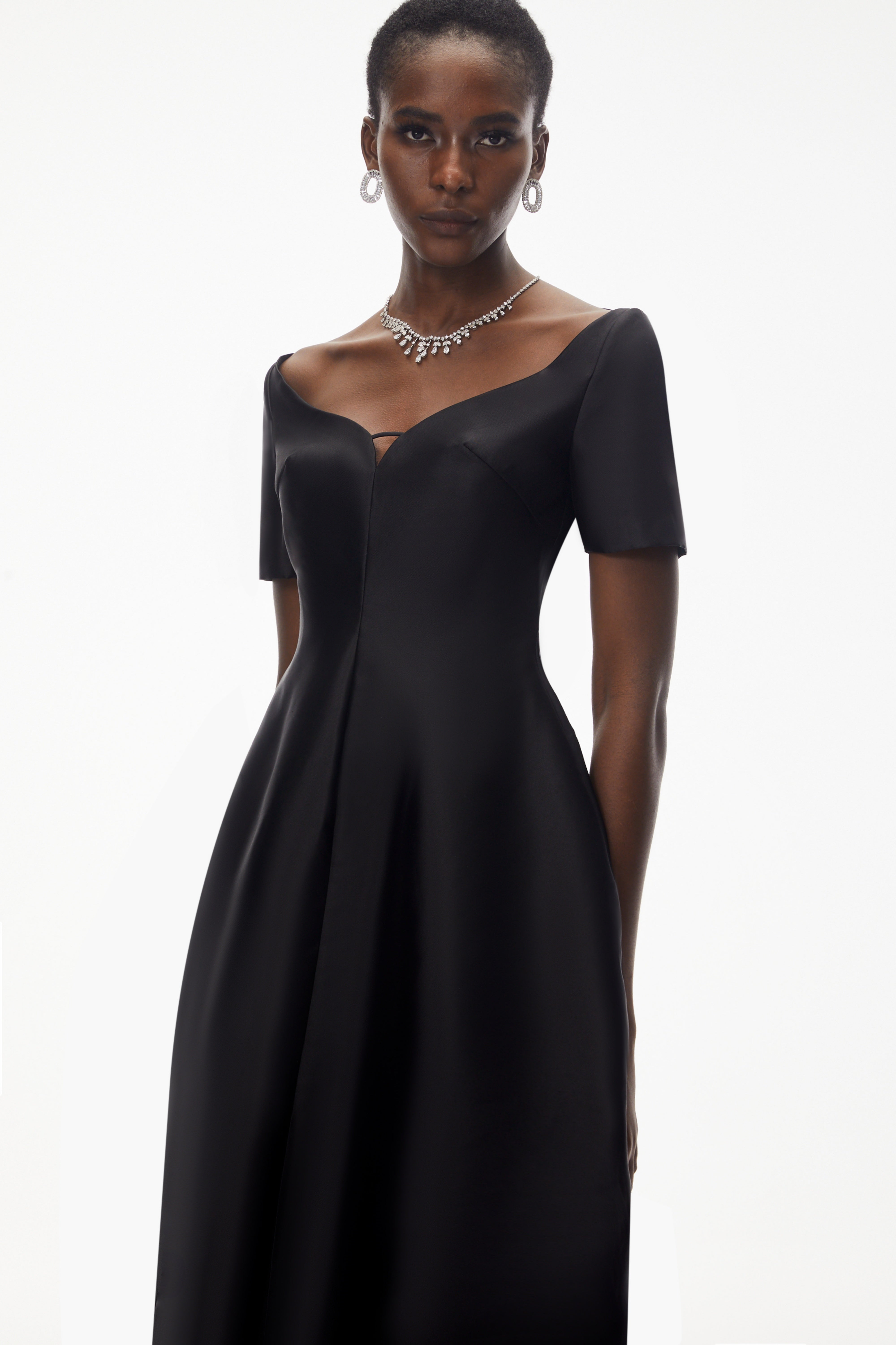 فستان ميدي غير متماثل بياقة عميقة من Heidi Black