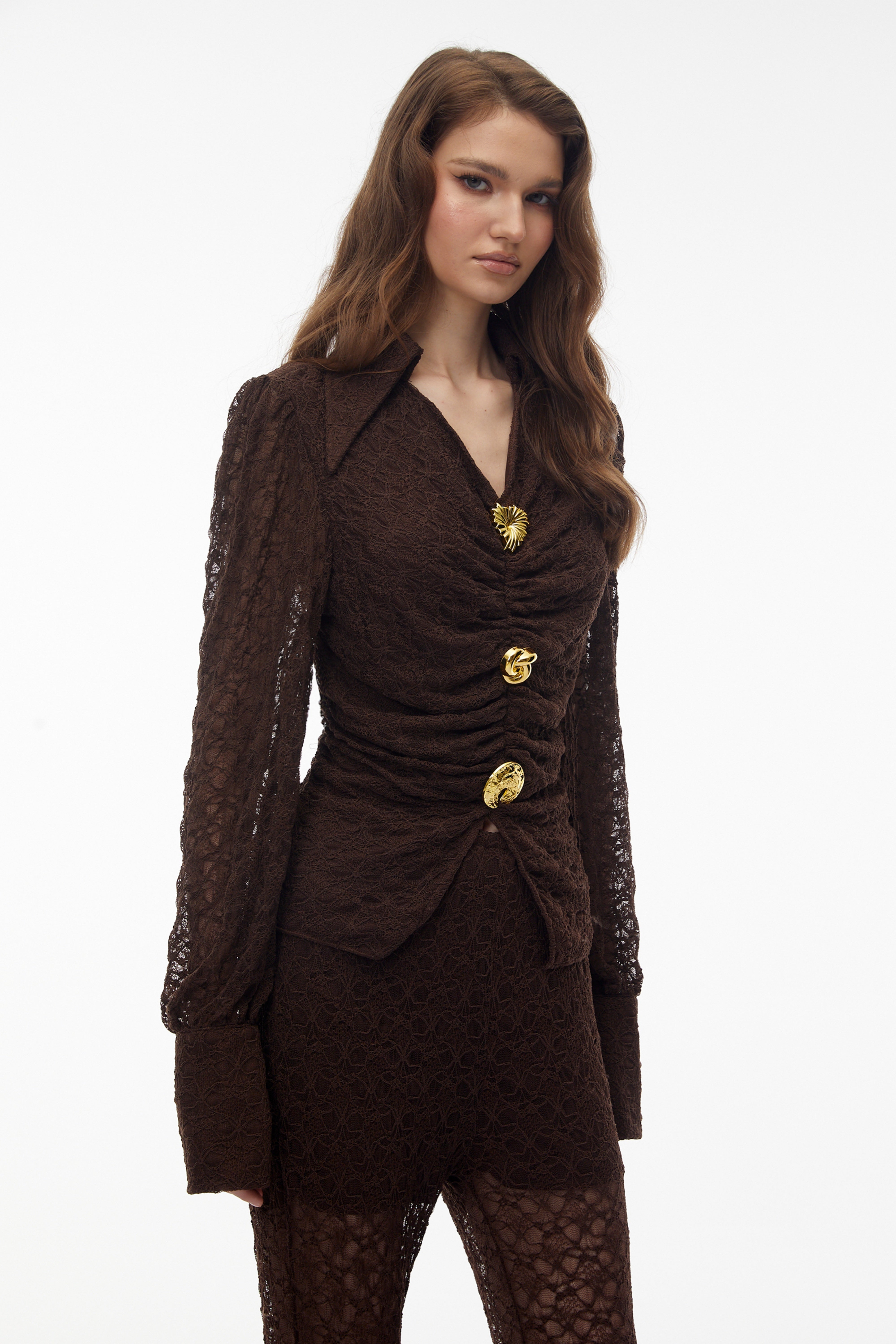 طقم بلوزة وبنطال من الدانتيل المزين بالزهور من هيل براون