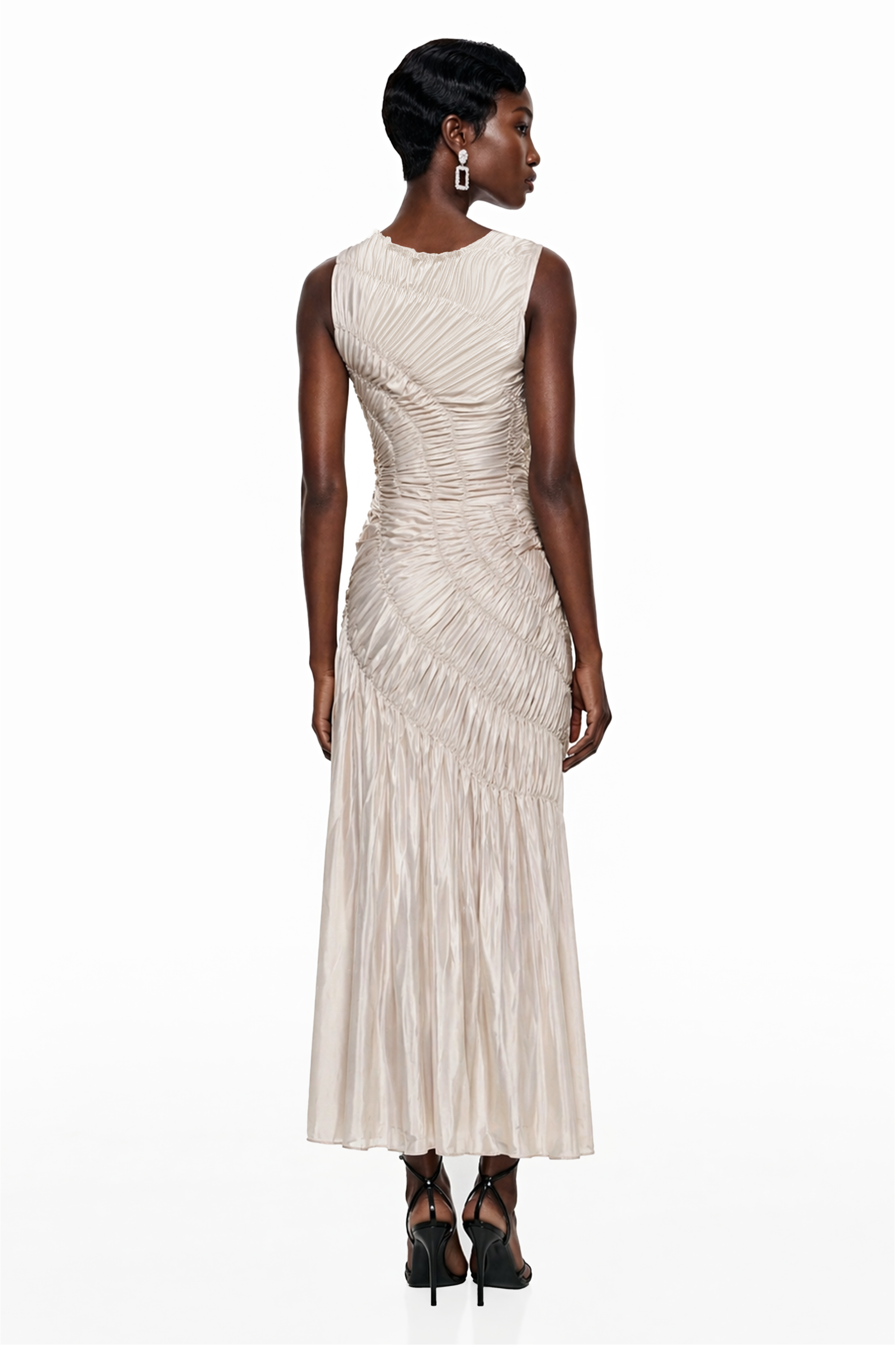 Robe longue sans manches couleur champagne, avec des fronces en diagonale et une jupe plissée