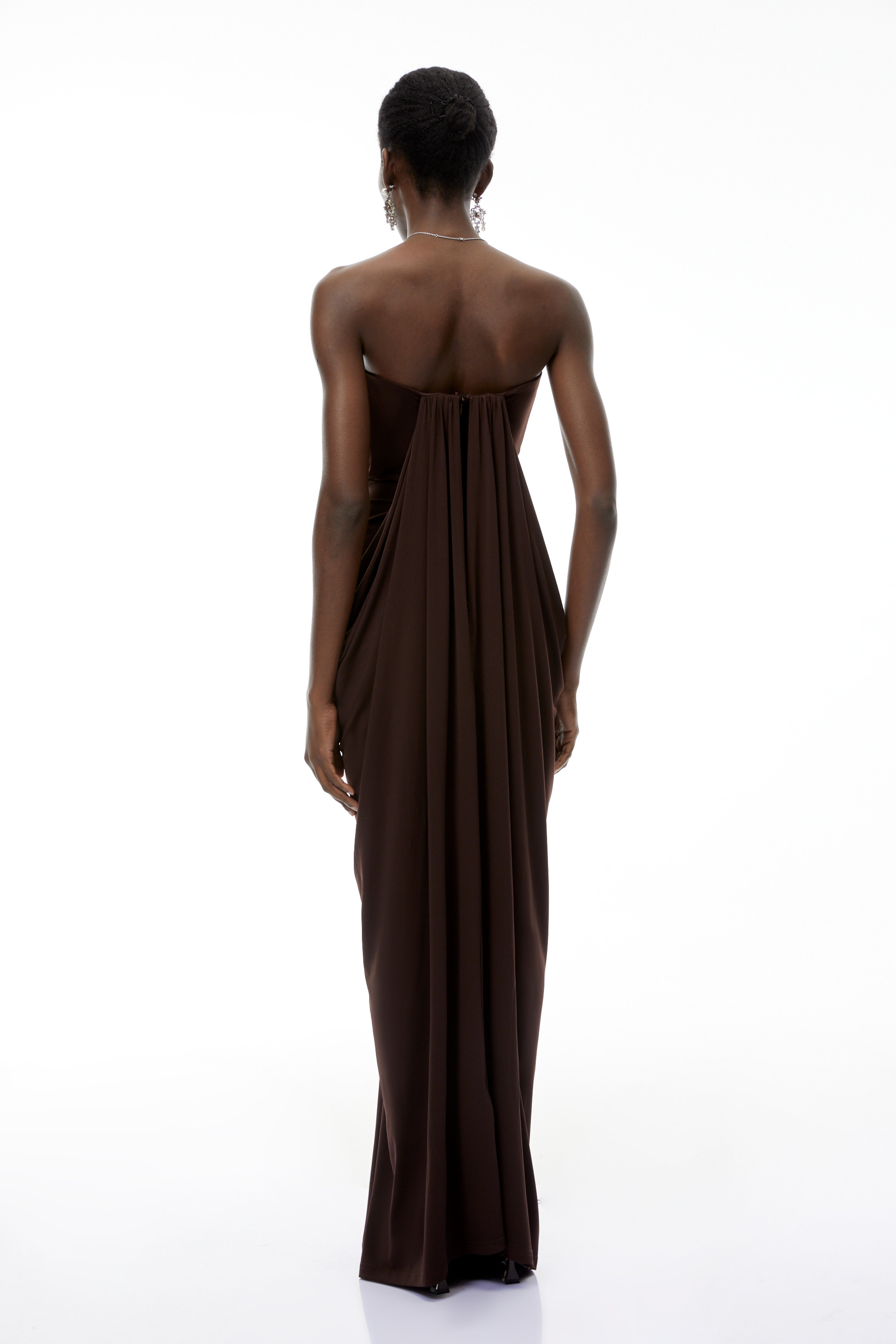 Braunes, schulterfreies Kleid mit Rüschen