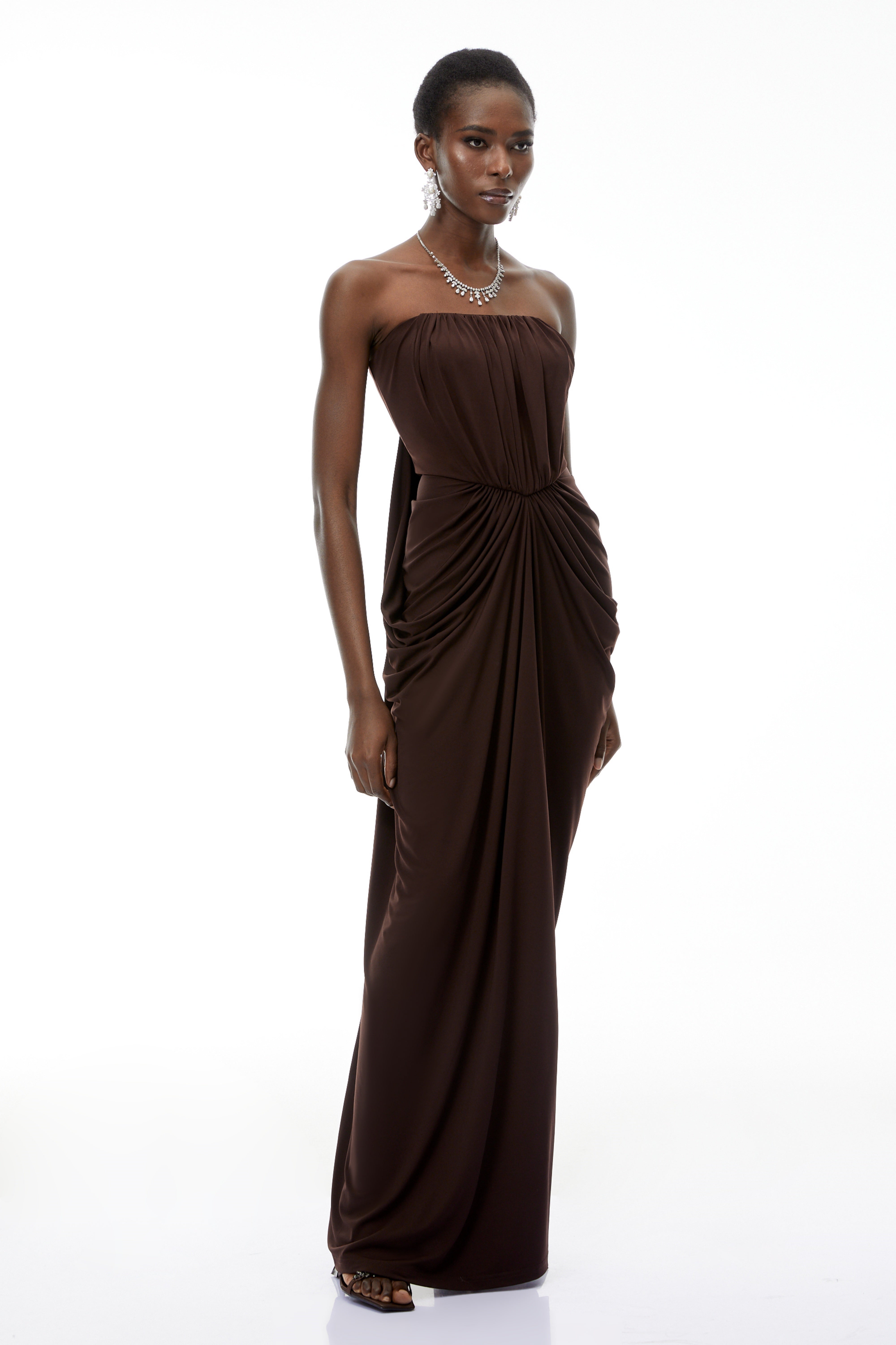 Braunes, schulterfreies Kleid mit Rüschen