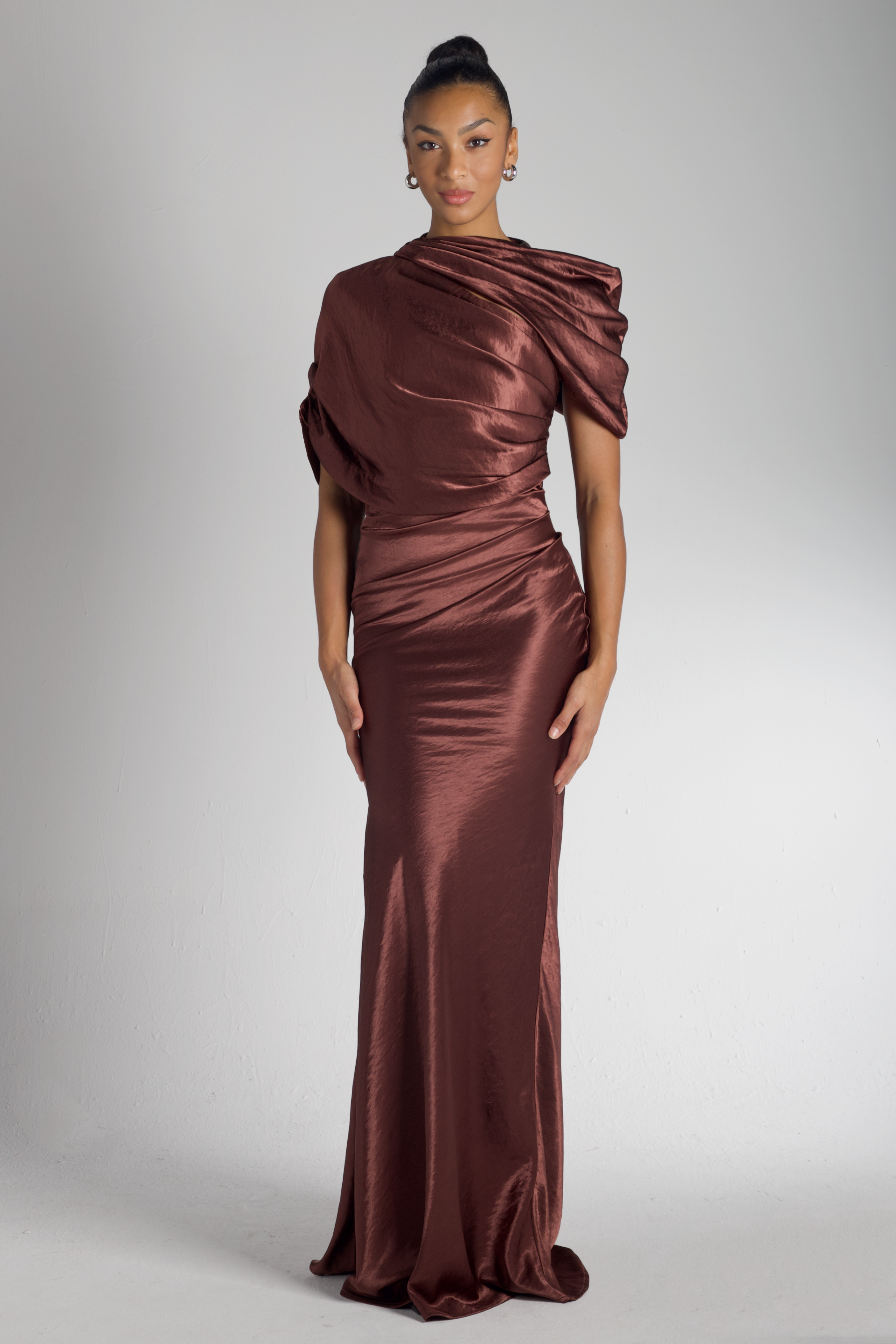 Luisa Brown Asymmetrisches, gerafftes Maxikleid aus Satin