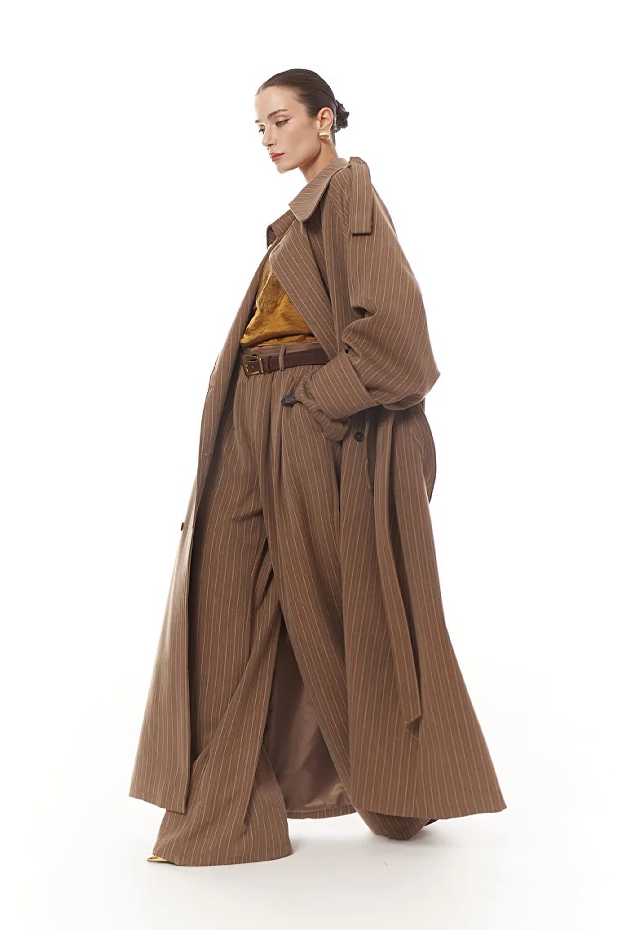 طقم معطف طويل مخطط وبنطلون من كليمانس براون